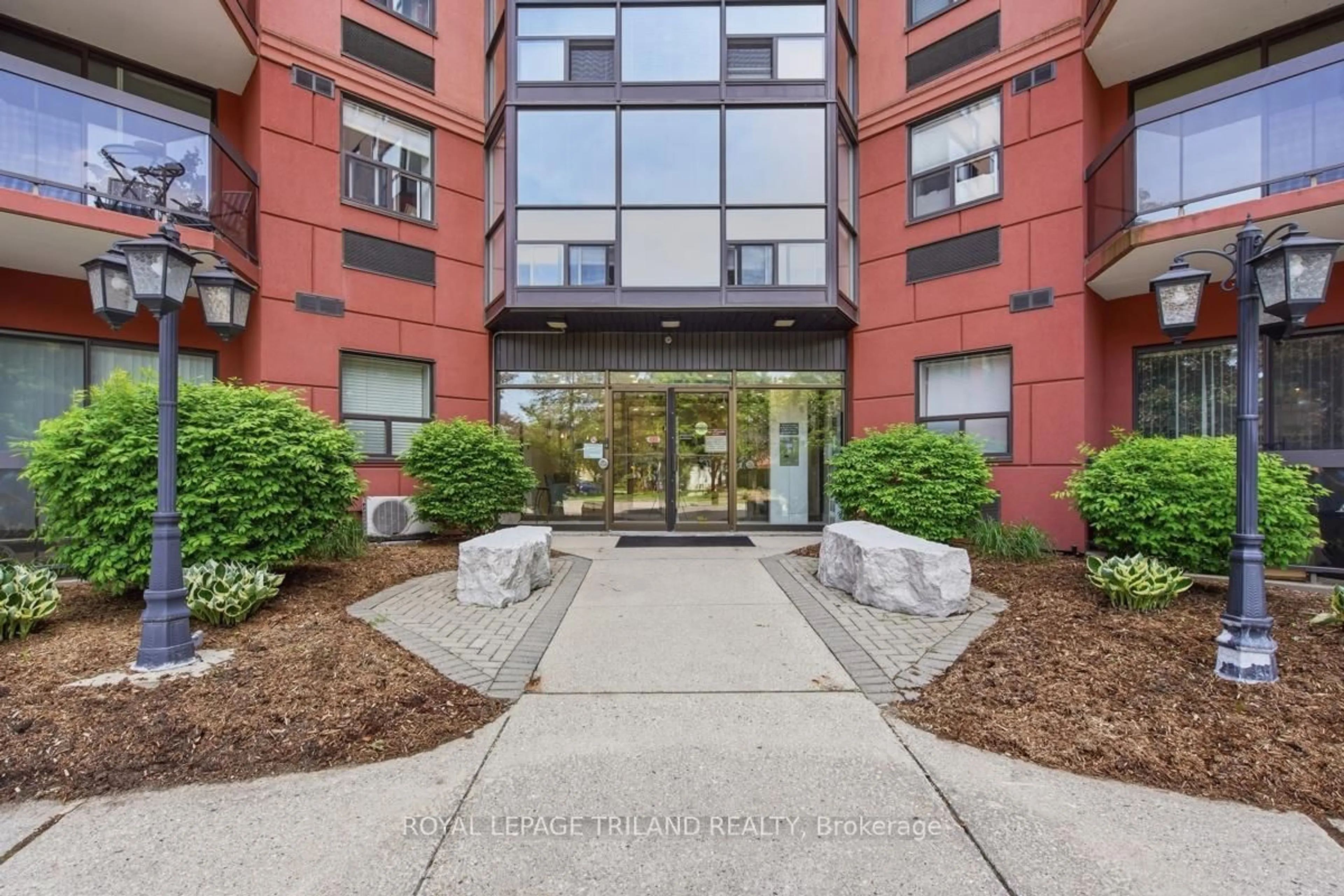 Indoor foyer for 600 Talbot St #308, London East Ontario N6A 5L9