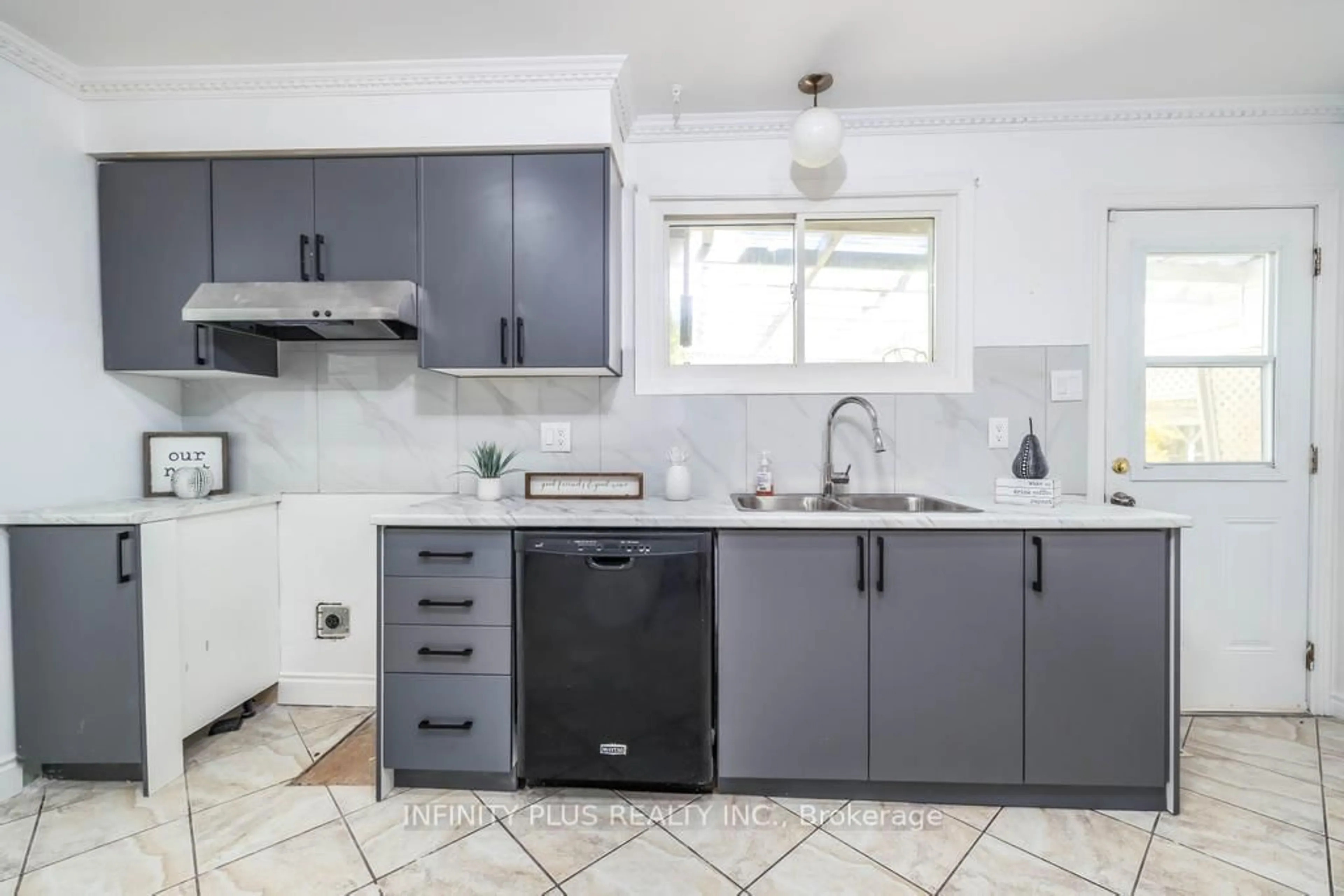 Standard kitchen, ceramic/tile floor for 180 St Jerome Cres, Kitchener Ontario N2C 2L2