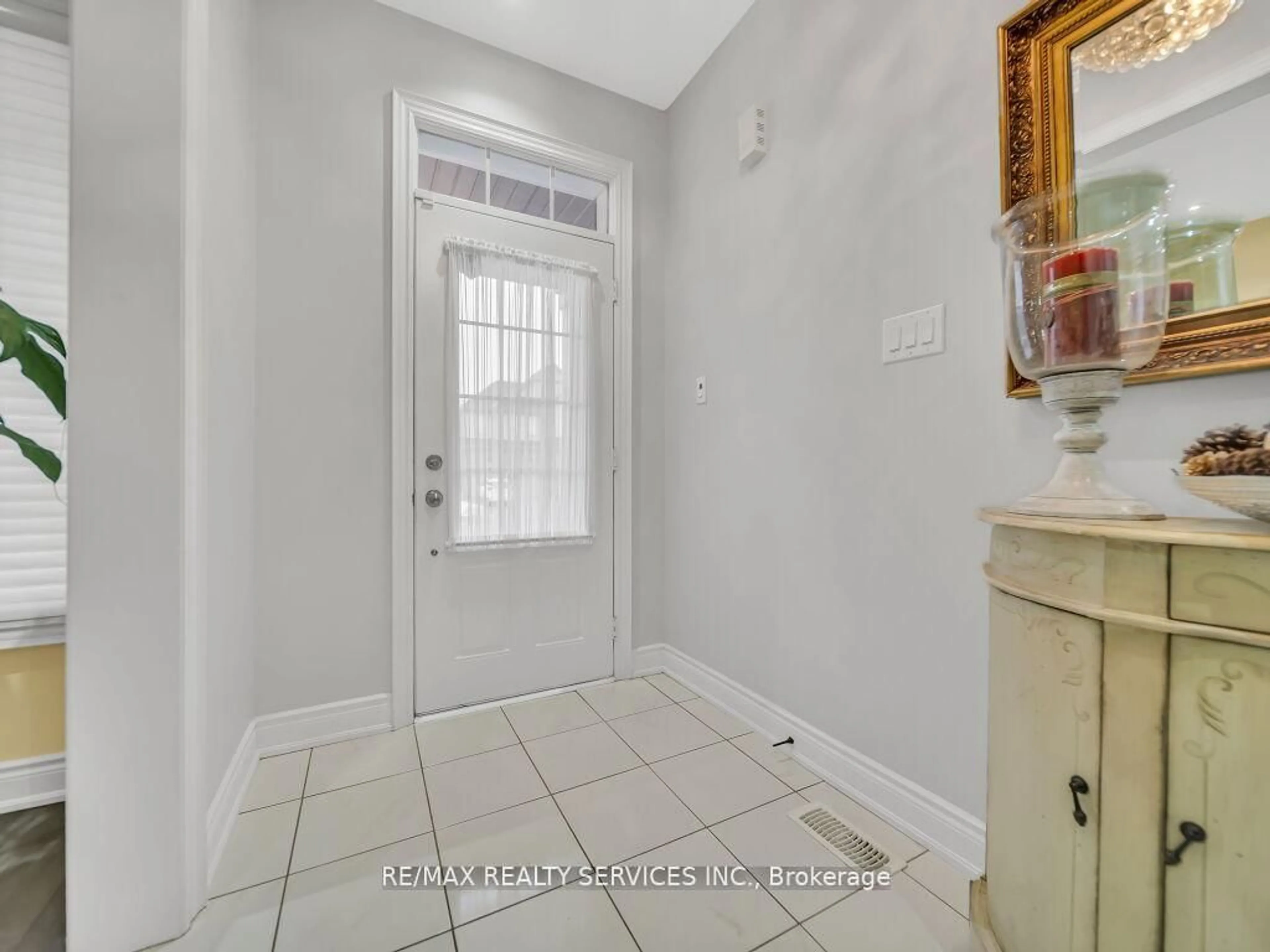 Indoor entryway for 35 Wilmot Rd, Brantford Ontario N3T 0K8
