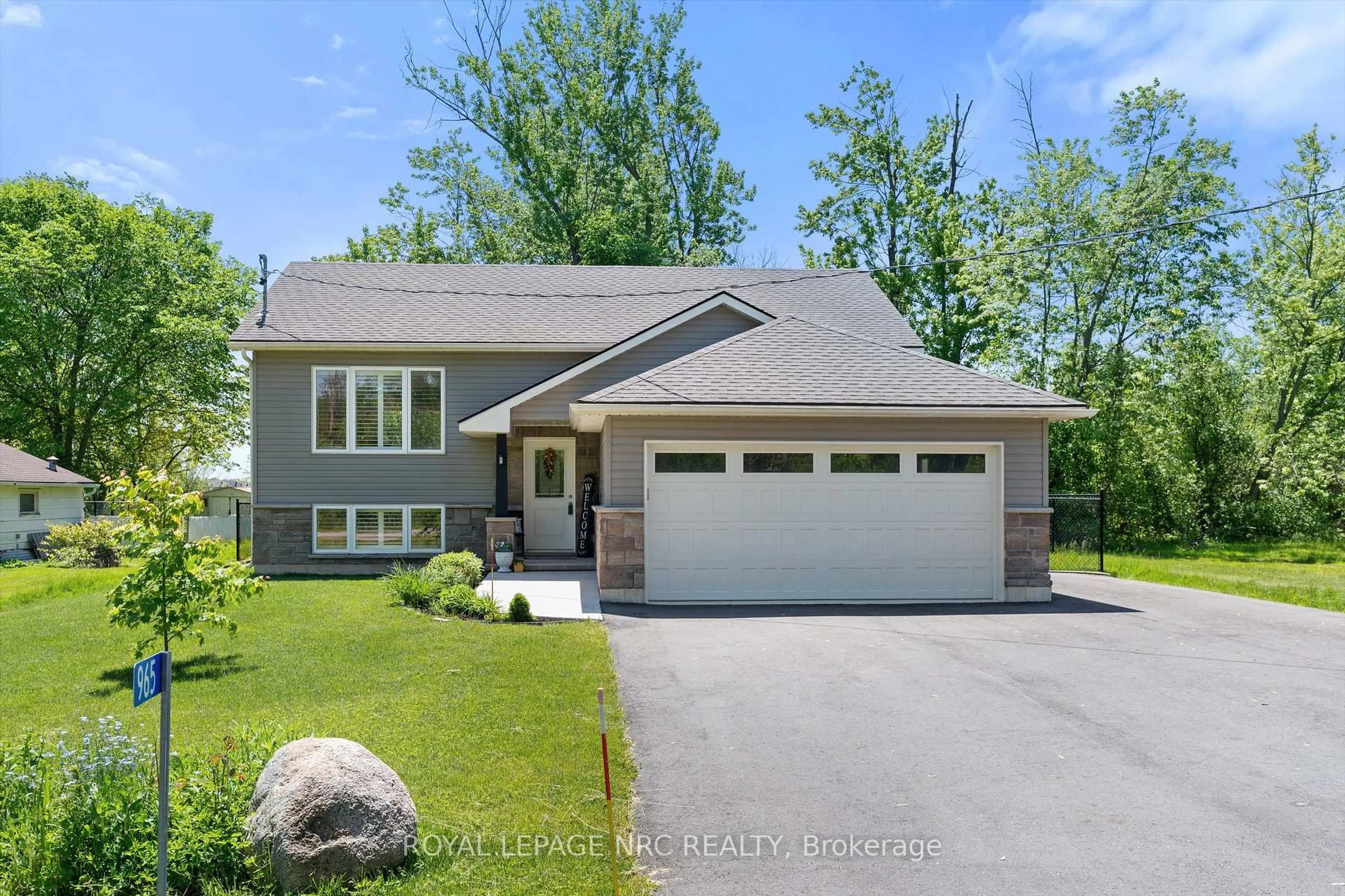 Home with vinyl exterior material, street for 965 Bertie St, Fort Erie Ontario L2A 1Z7
