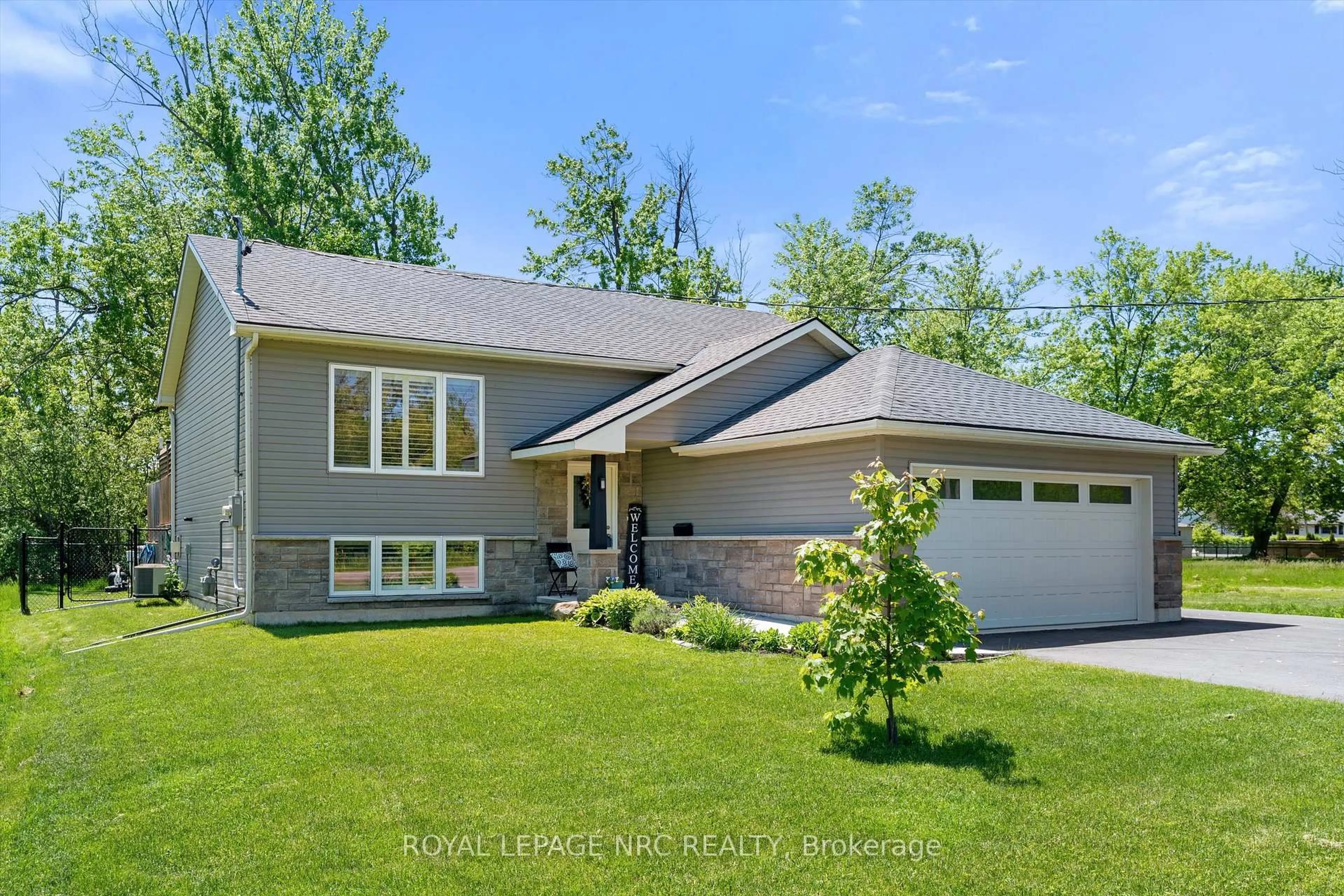 Home with vinyl exterior material, street for 965 Bertie St, Fort Erie Ontario L2A 1Z7
