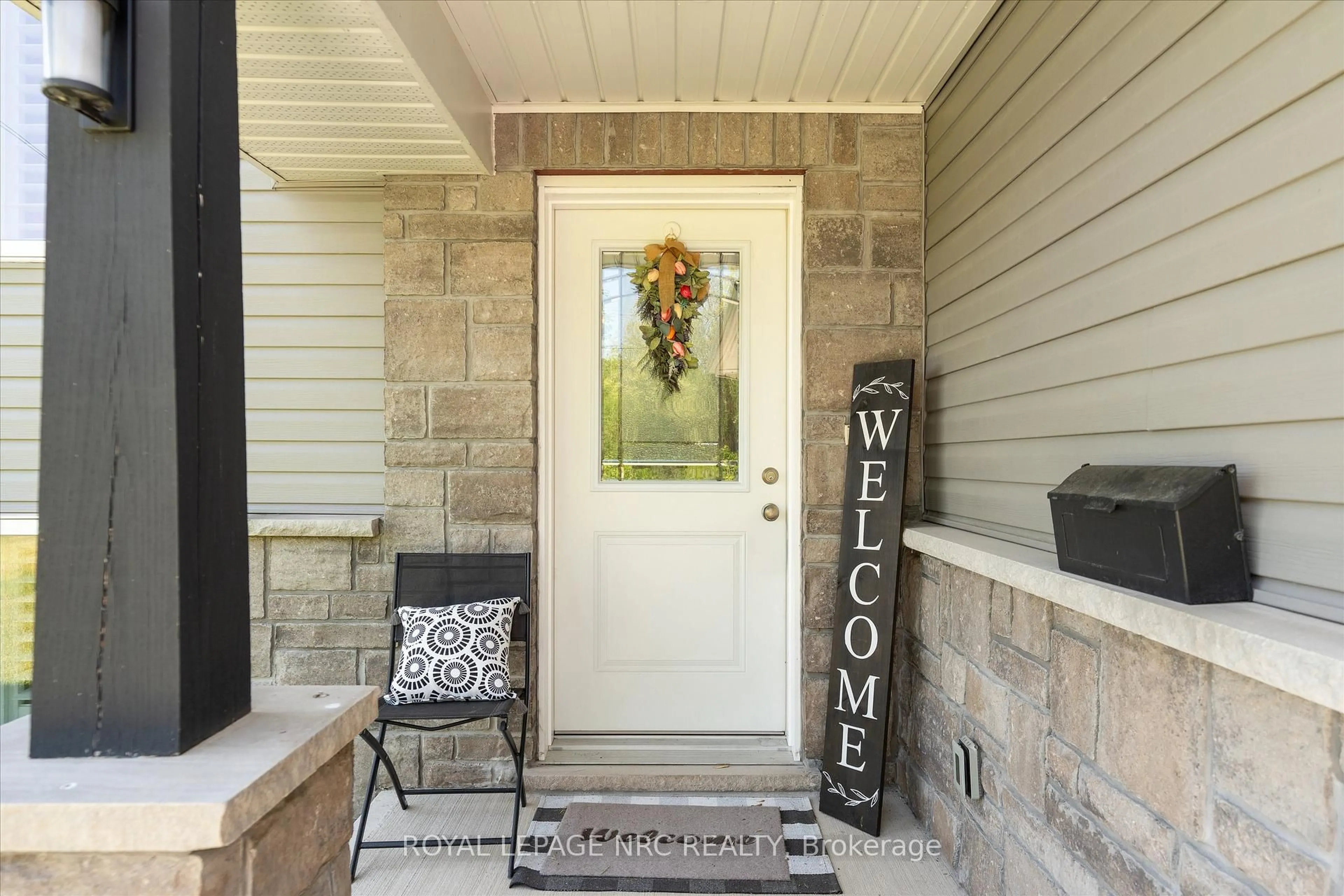 Indoor entryway for 965 Bertie St, Fort Erie Ontario L2A 1Z7