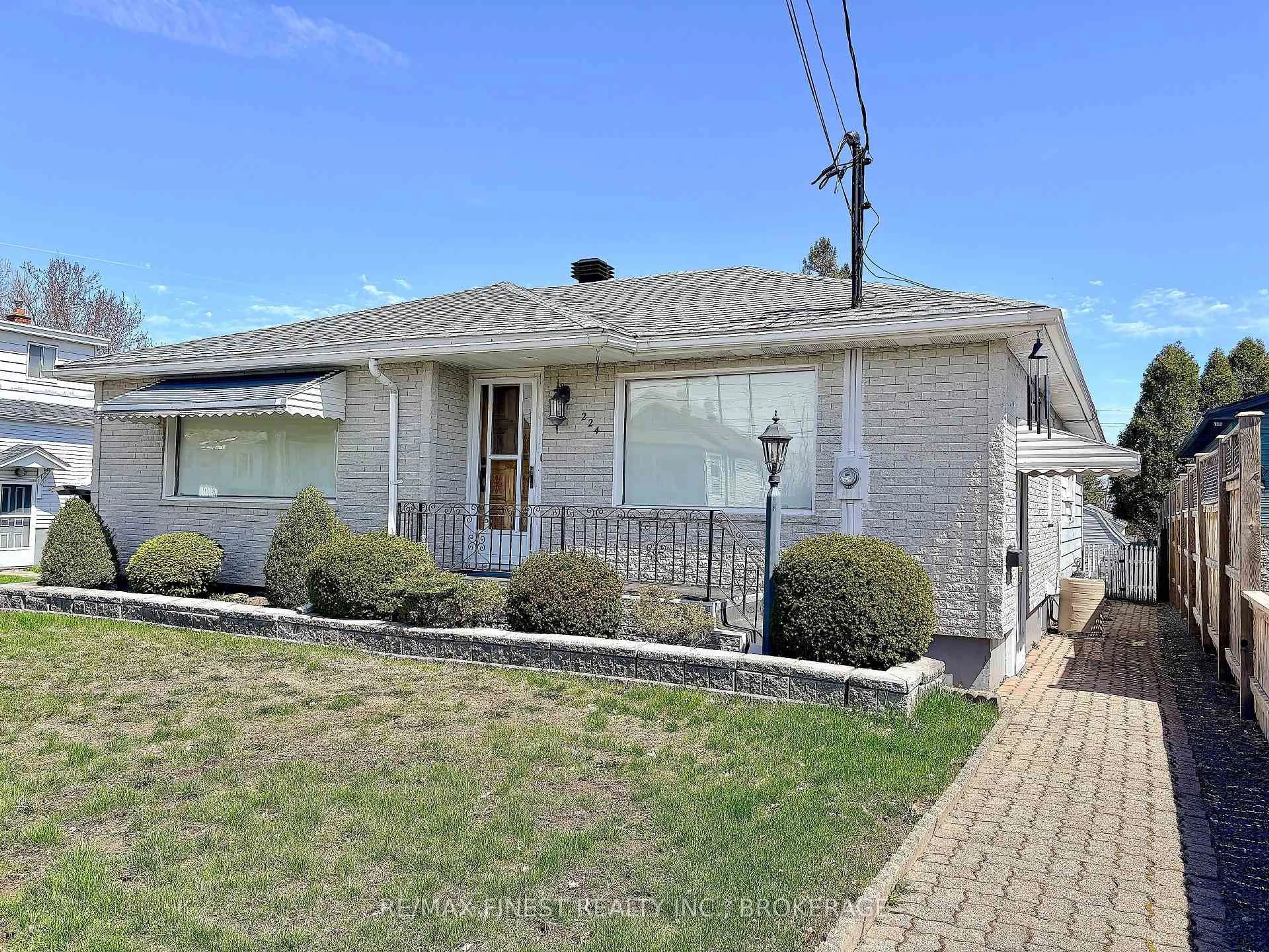 A pic from outside/outdoor area/front of a property/back of a property/a pic from drone, street for 224 DANIS Ave, Cornwall Ontario K6H 5E7