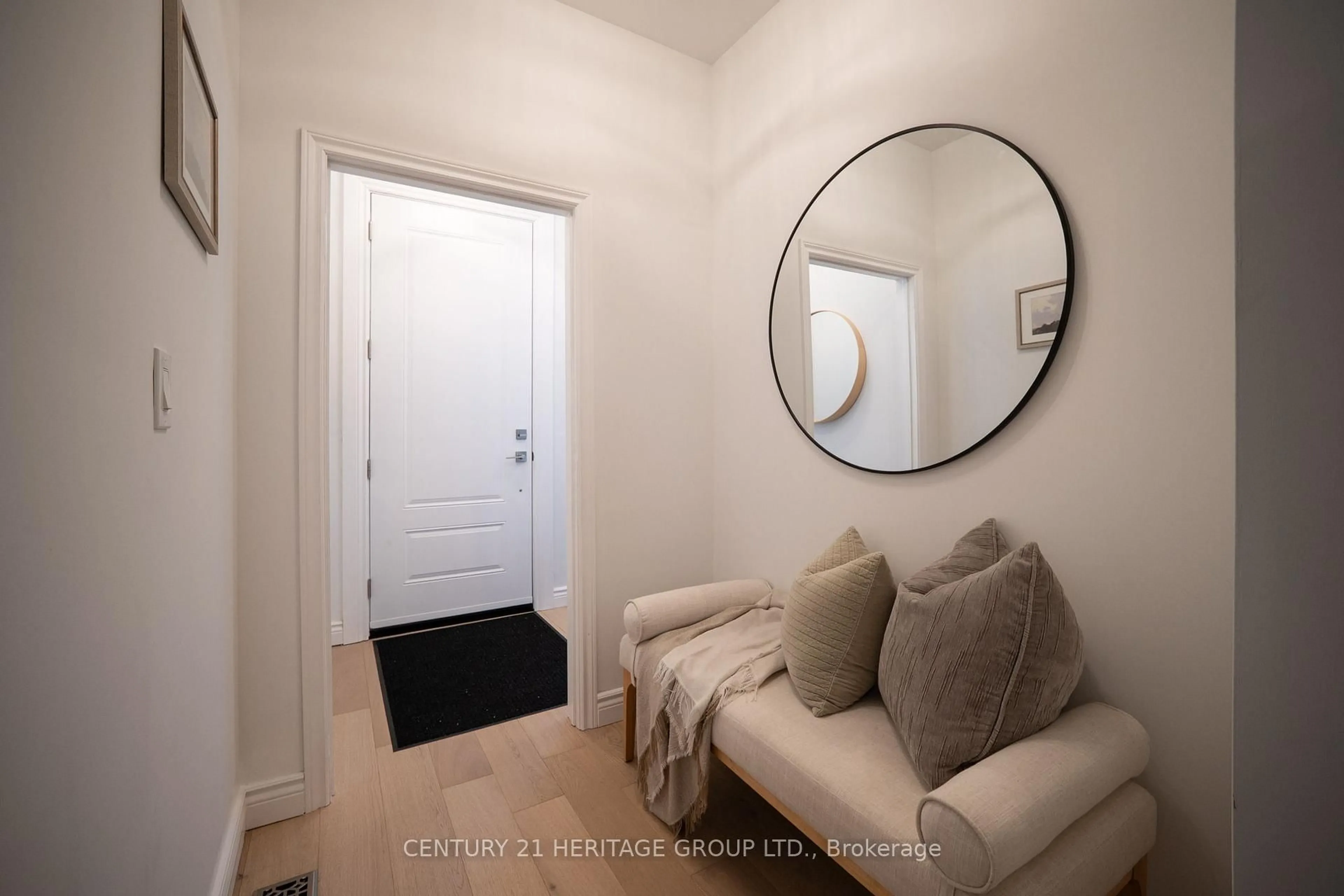 Indoor entryway for 295 Locke St, Hamilton Ontario L8P 4C3