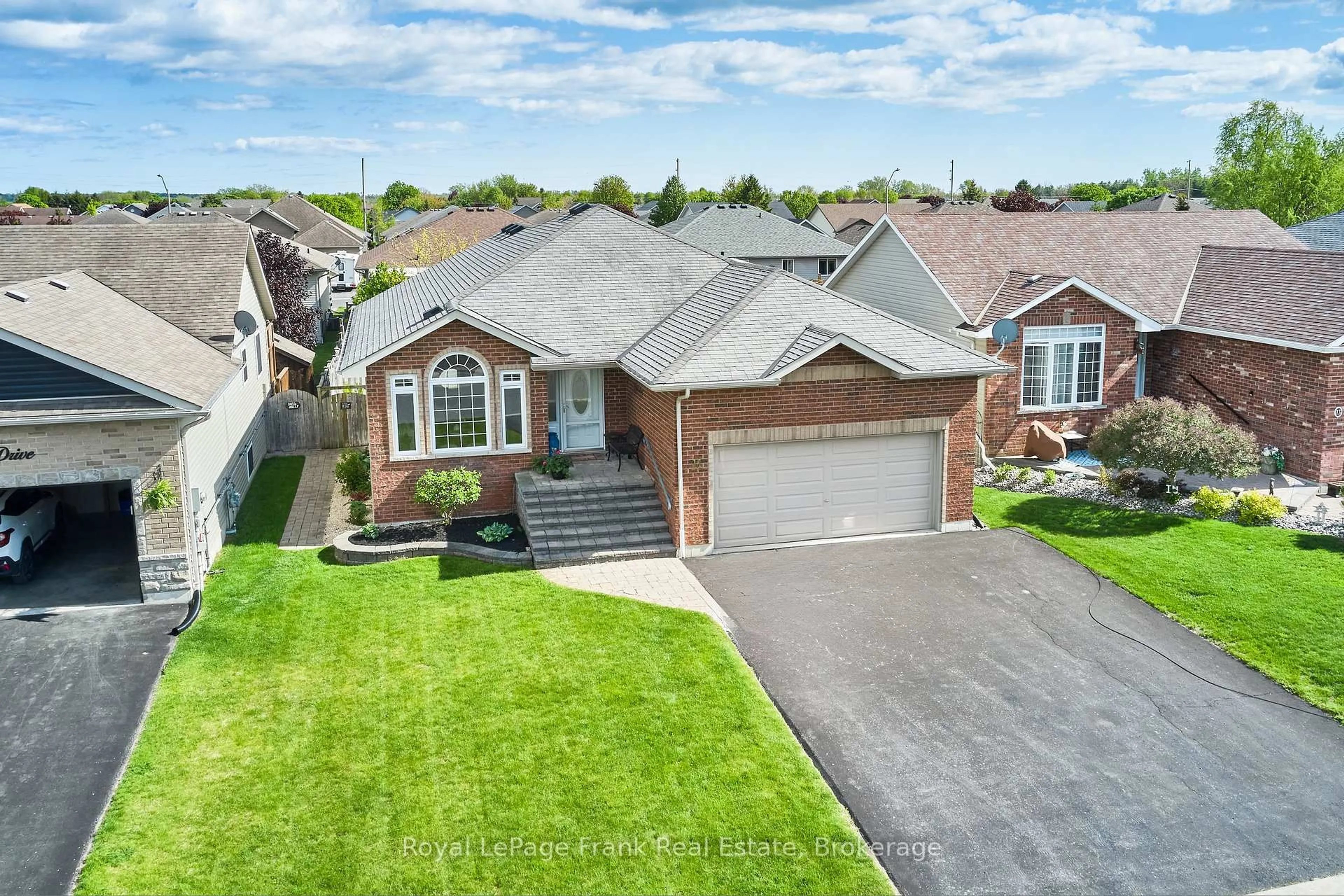 A pic from outside/outdoor area/front of a property/back of a property/a pic from drone, street for 11 Fox Den Dr, Brighton Ontario K0K 1H0