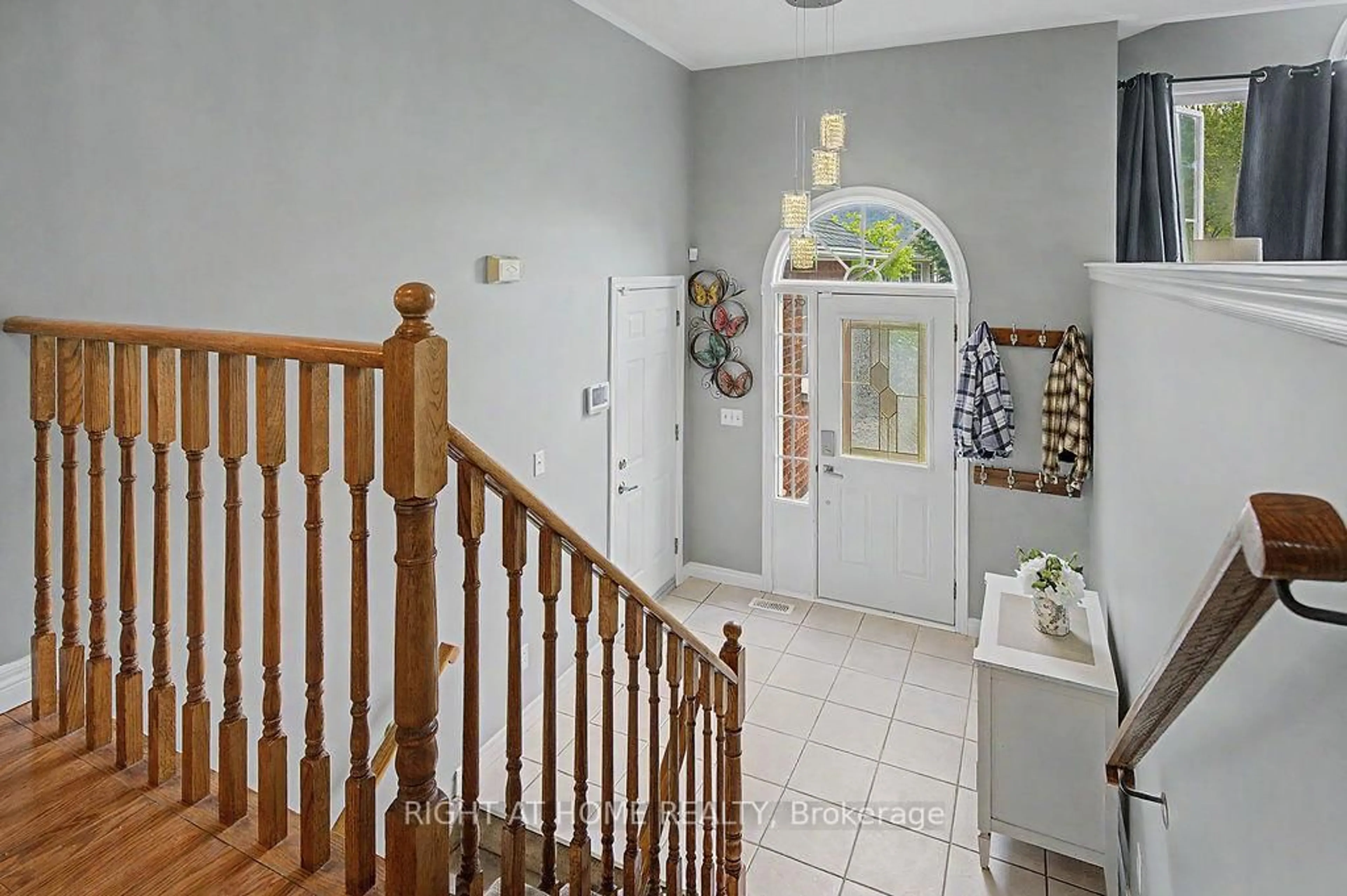 Indoor entryway for 270 Ivey Cres, Cobourg Ontario K9A 5S4