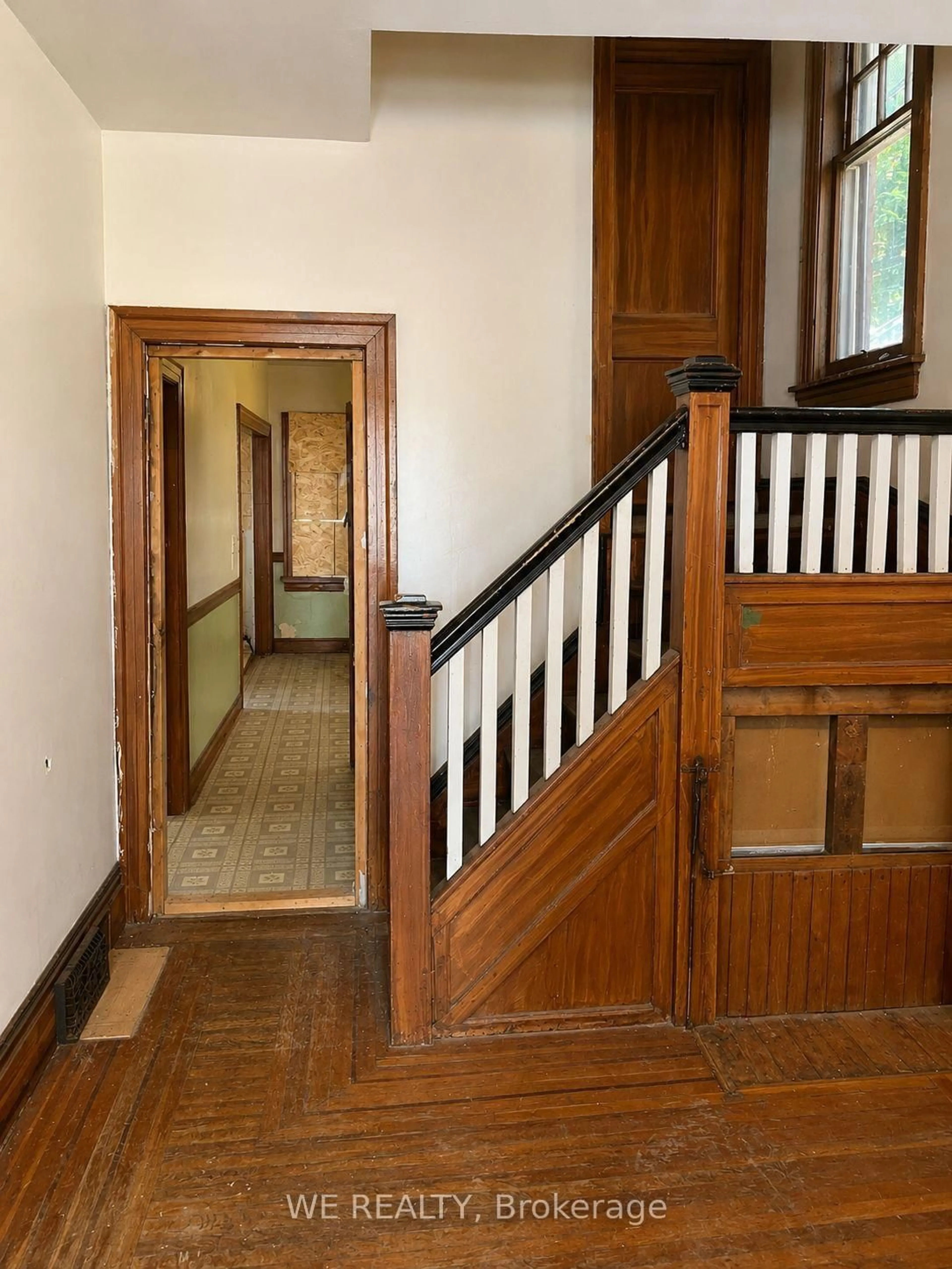 Indoor foyer for 91 Myrtle Ave, Hamilton Ontario L8M 2G1