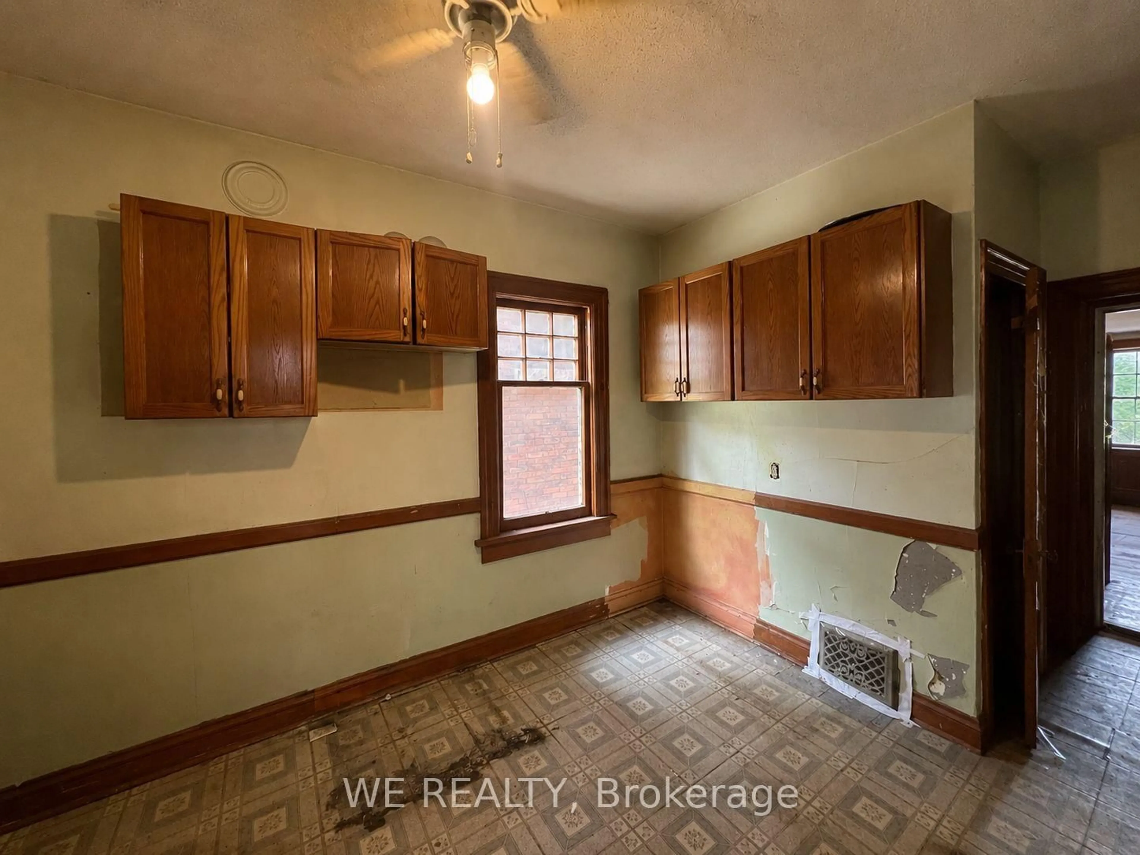 A pic of a room for 91 Myrtle Ave, Hamilton Ontario L8M 2G1