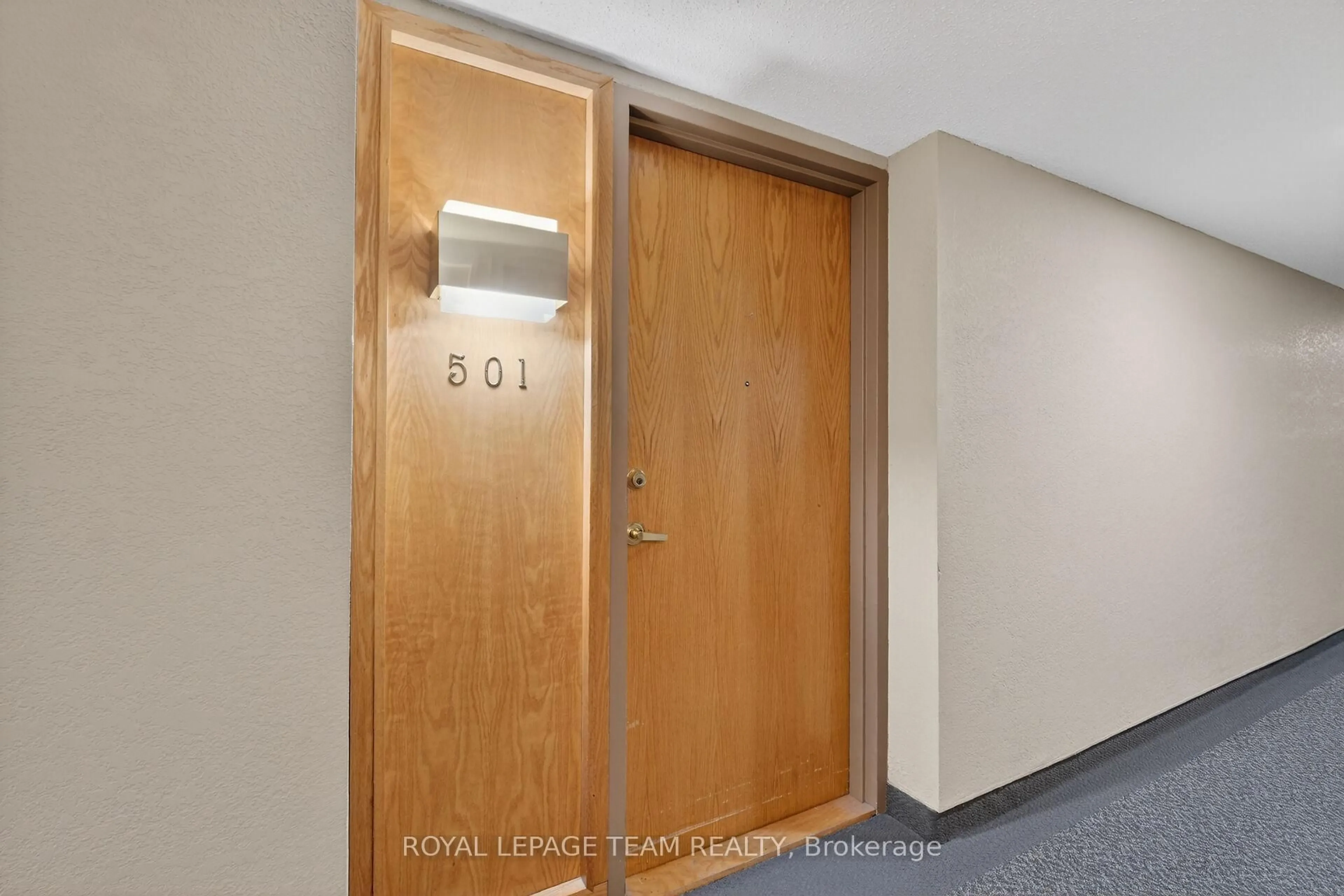 Indoor foyer for 2760 Carousel Cres #501, Ottawa Ontario K1T 2N4