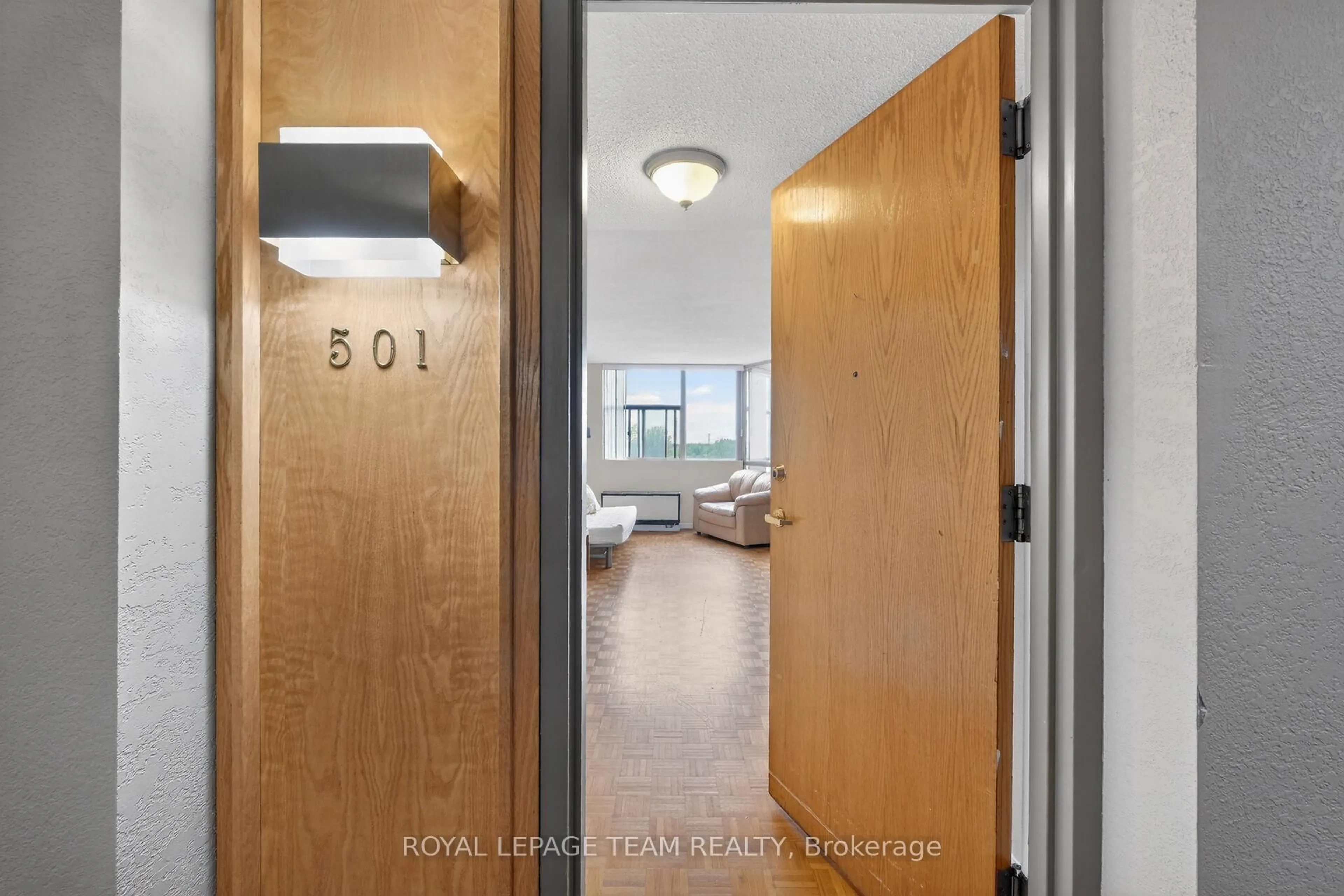 Indoor entryway for 2760 Carousel Cres #501, Ottawa Ontario K1T 2N4