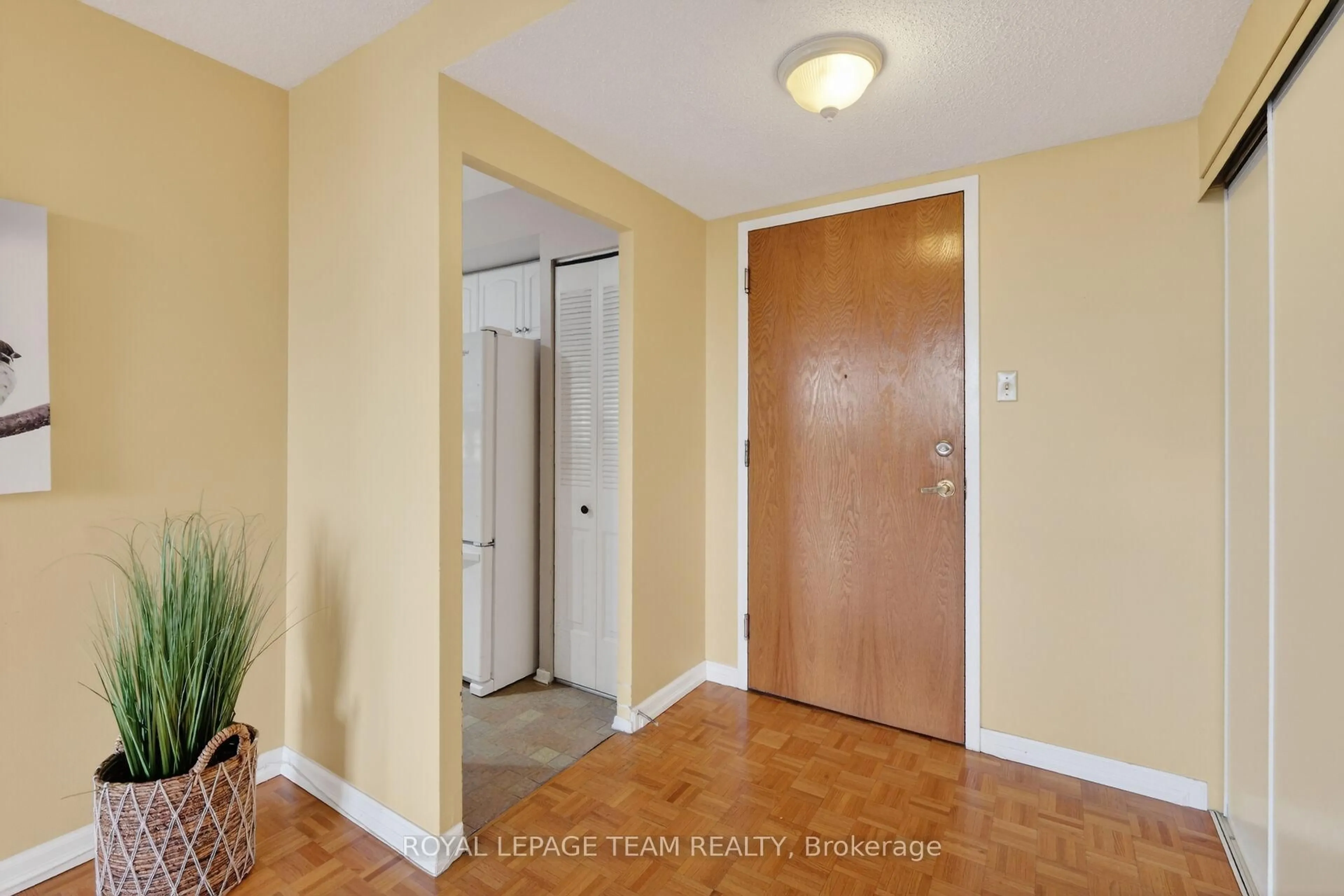 Indoor entryway for 2760 Carousel Cres #501, Ottawa Ontario K1T 2N4