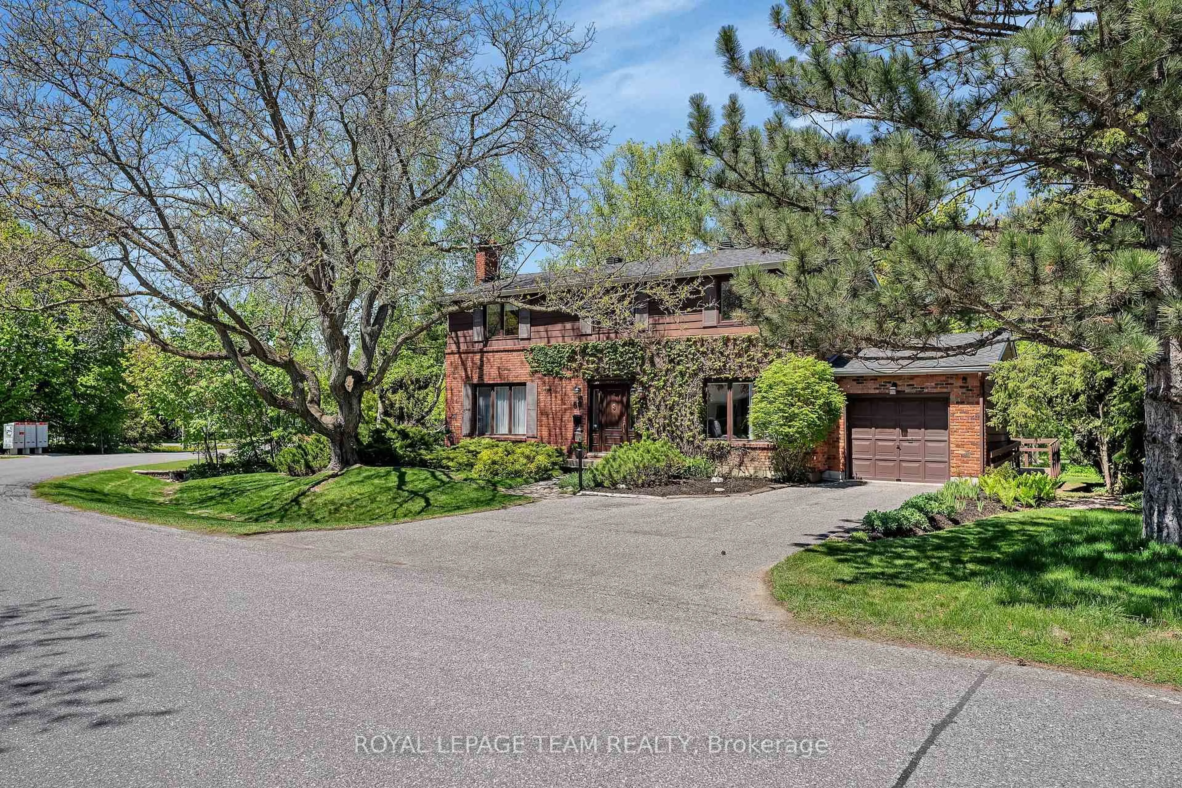 A pic from outside/outdoor area/front of a property/back of a property/a pic from drone, street for 60 Horner Dr, Ottawa Ontario K2H 5E9