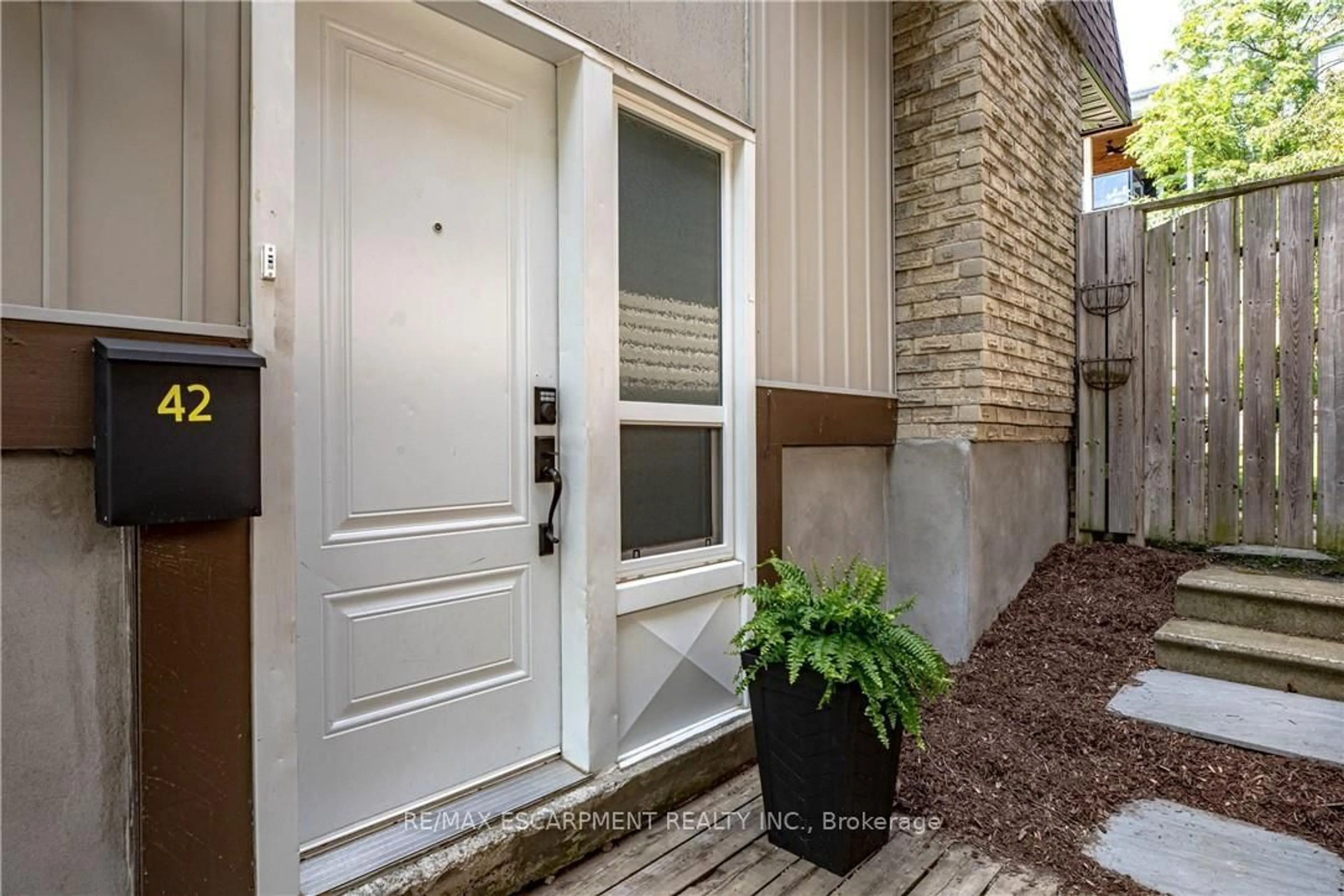 Indoor entryway for 42 Bridlewood Dr, Hamilton Ontario L9H 6H4