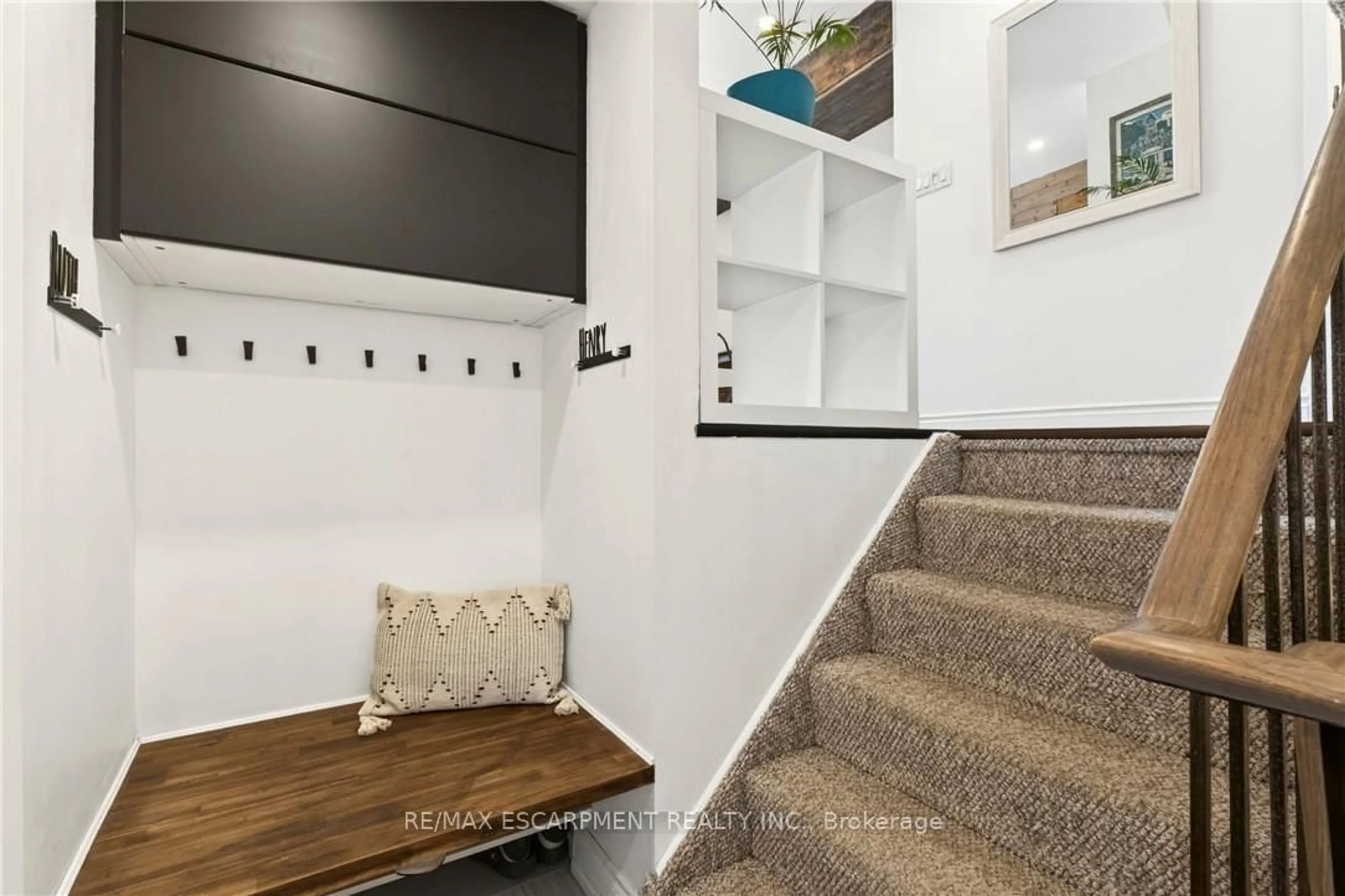 Indoor entryway for 42 Bridlewood Dr, Hamilton Ontario L9H 6H4
