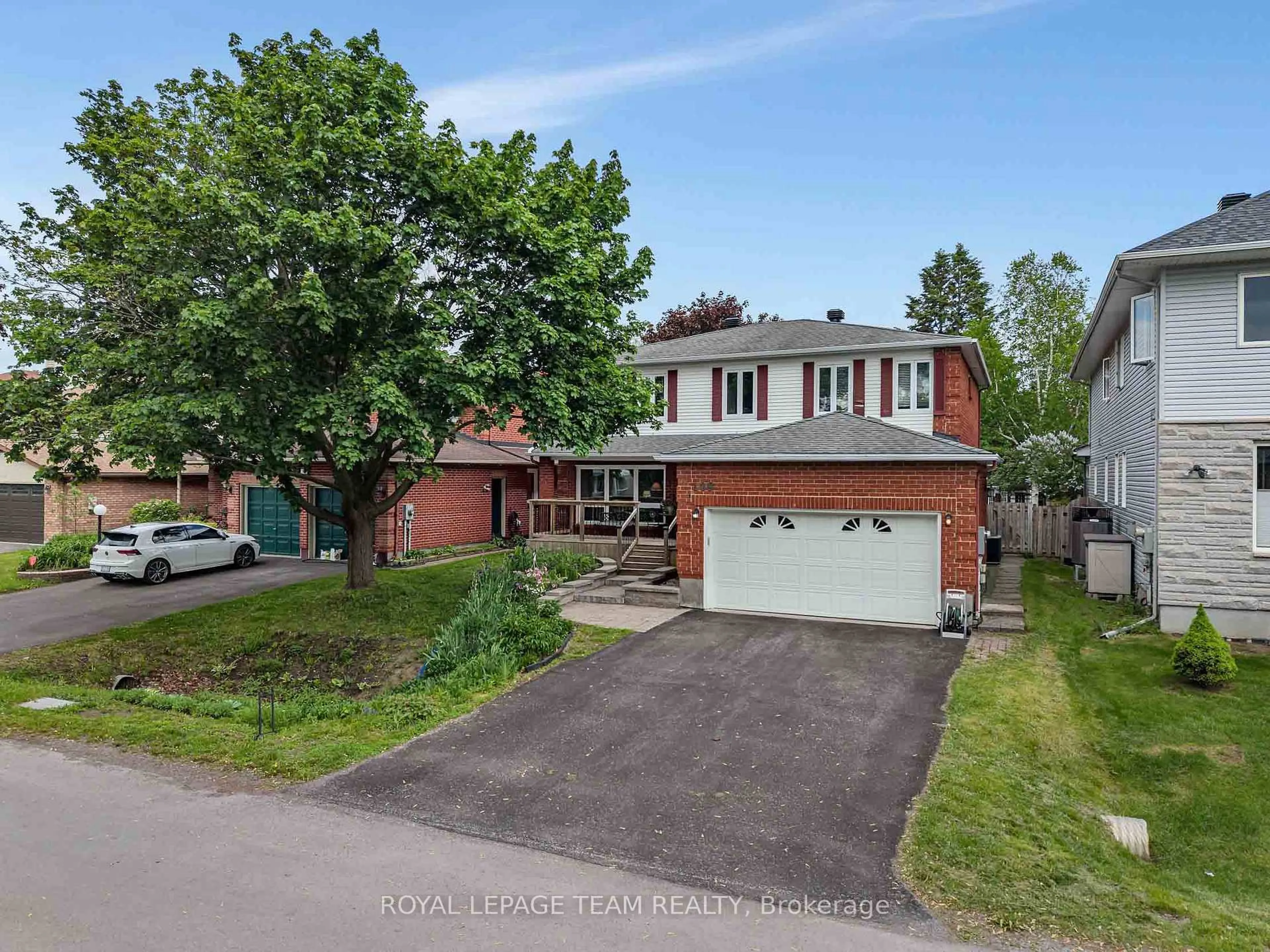 A pic from outside/outdoor area/front of a property/back of a property/a pic from drone, street for 109 Belleview Dr, Kanata Ontario K2L 3H2