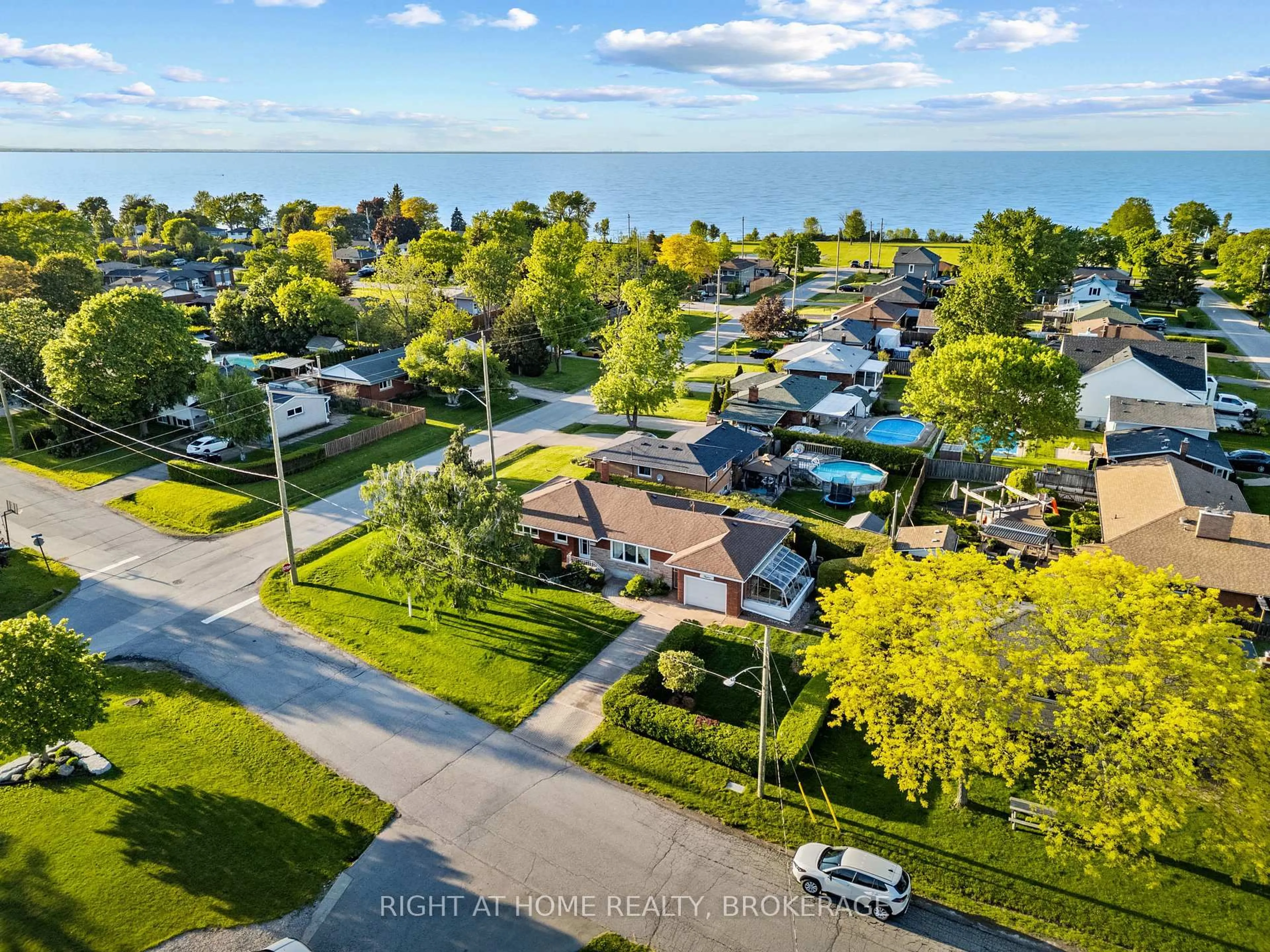 A pic from outside/outdoor area/front of a property/back of a property/a pic from drone, water/lake/river/ocean view for 12 Lorne Ave, Grimsby Ontario L3M 2H5
