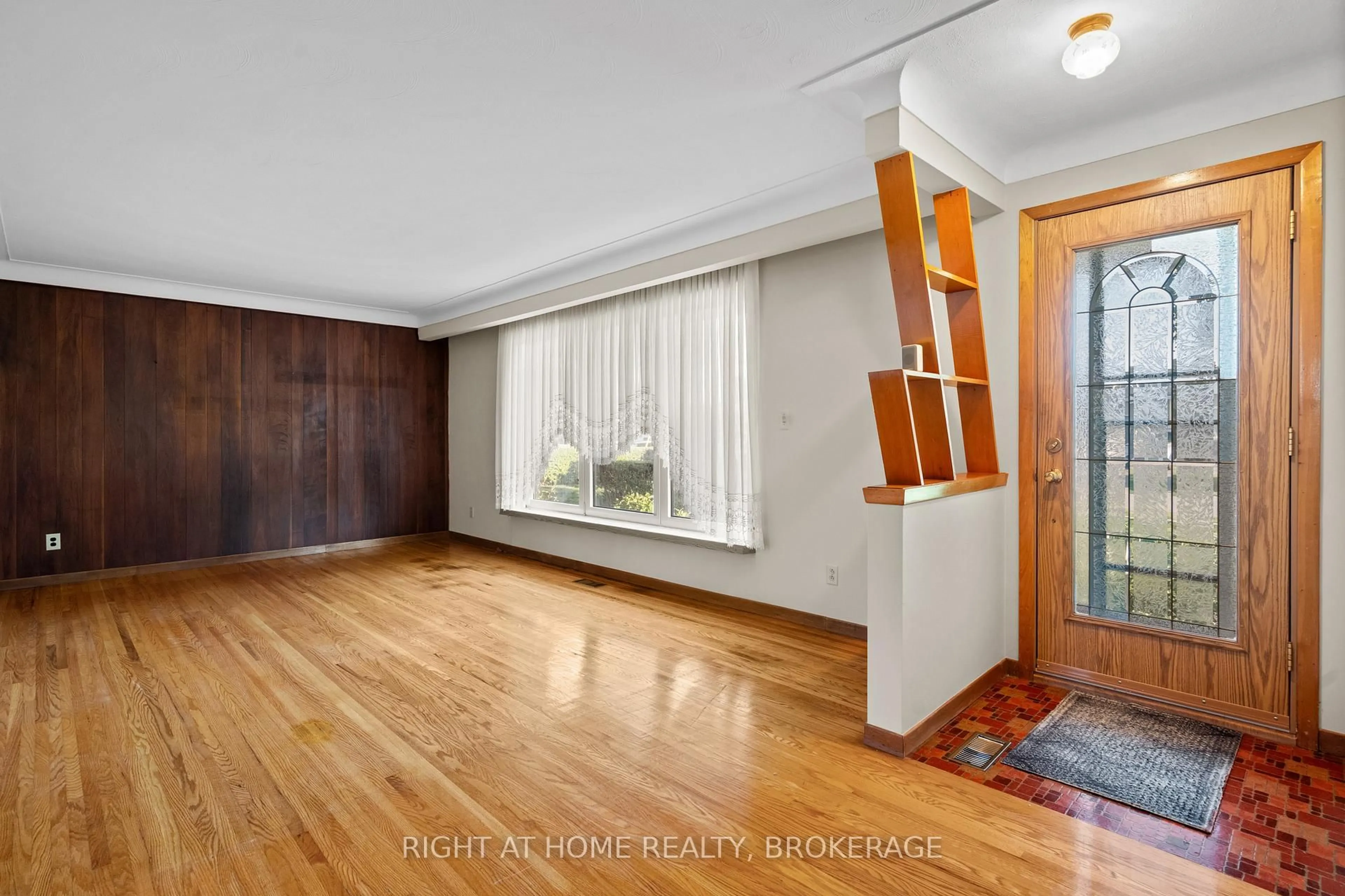 Indoor foyer for 12 Lorne Ave, Grimsby Ontario L3M 2H5