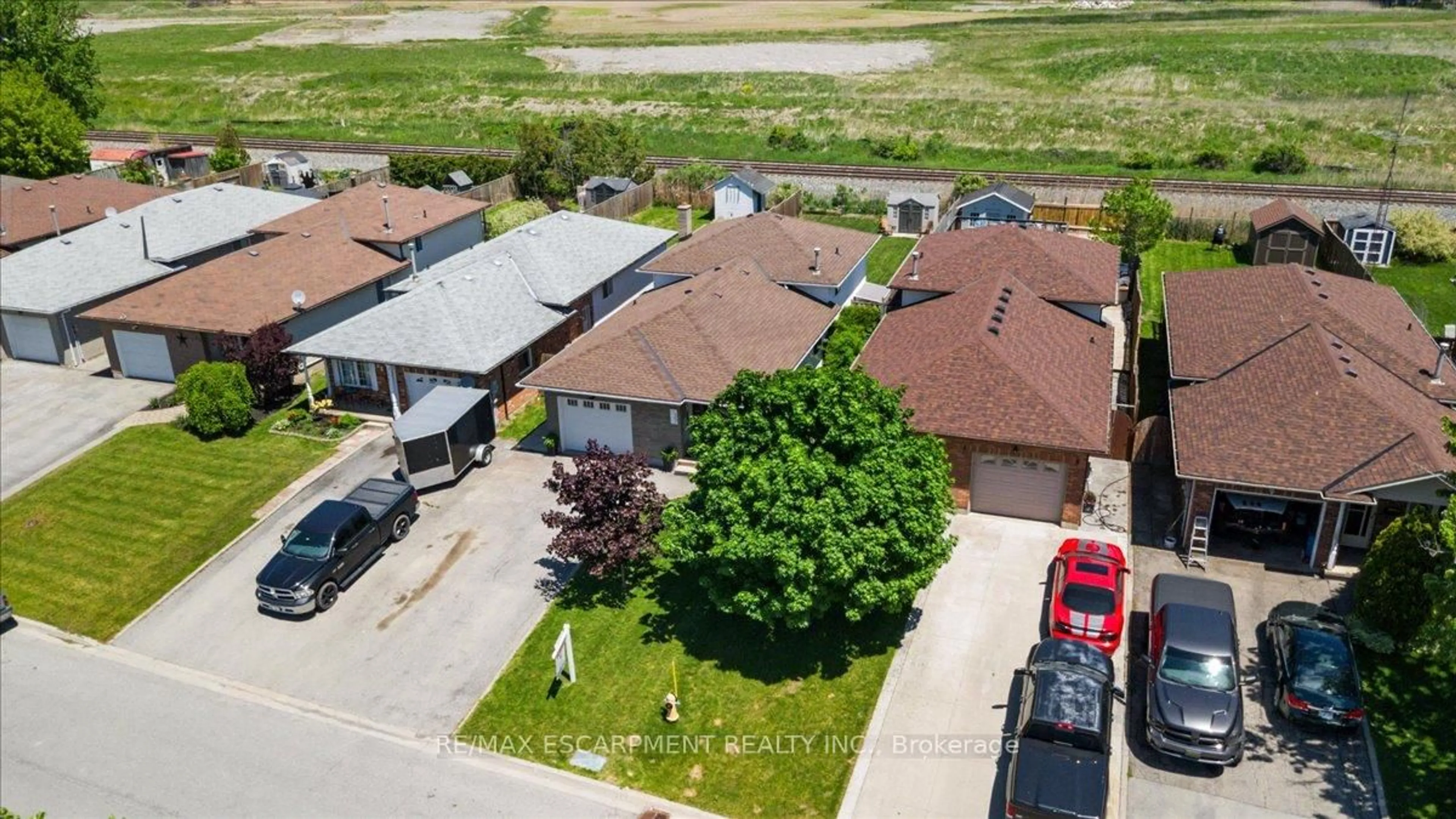 A pic from outside/outdoor area/front of a property/back of a property/a pic from drone, street for 37 Northridge Dr, West Lincoln Ontario L0R 2A0