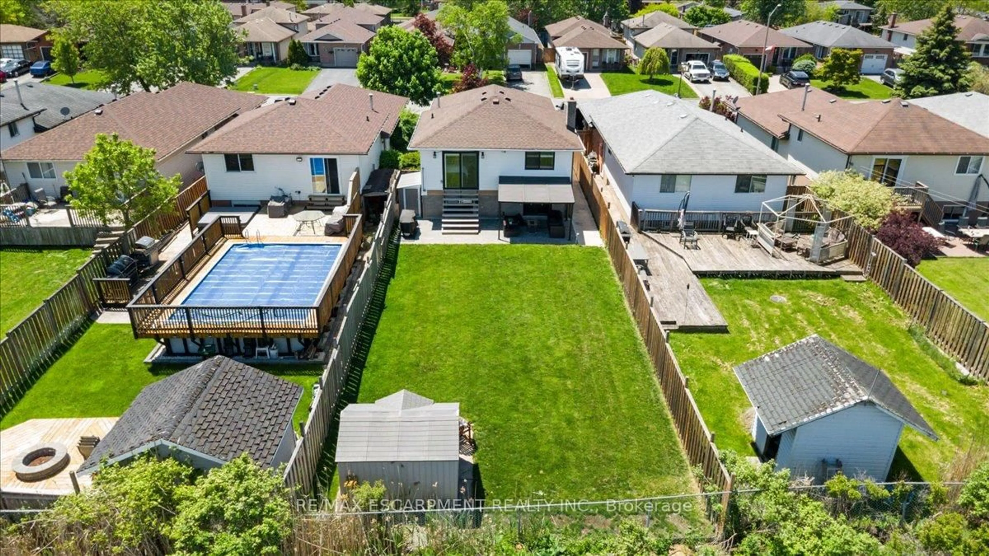 A pic from outside/outdoor area/front of a property/back of a property/a pic from drone, street for 37 Northridge Dr, West Lincoln Ontario L0R 2A0