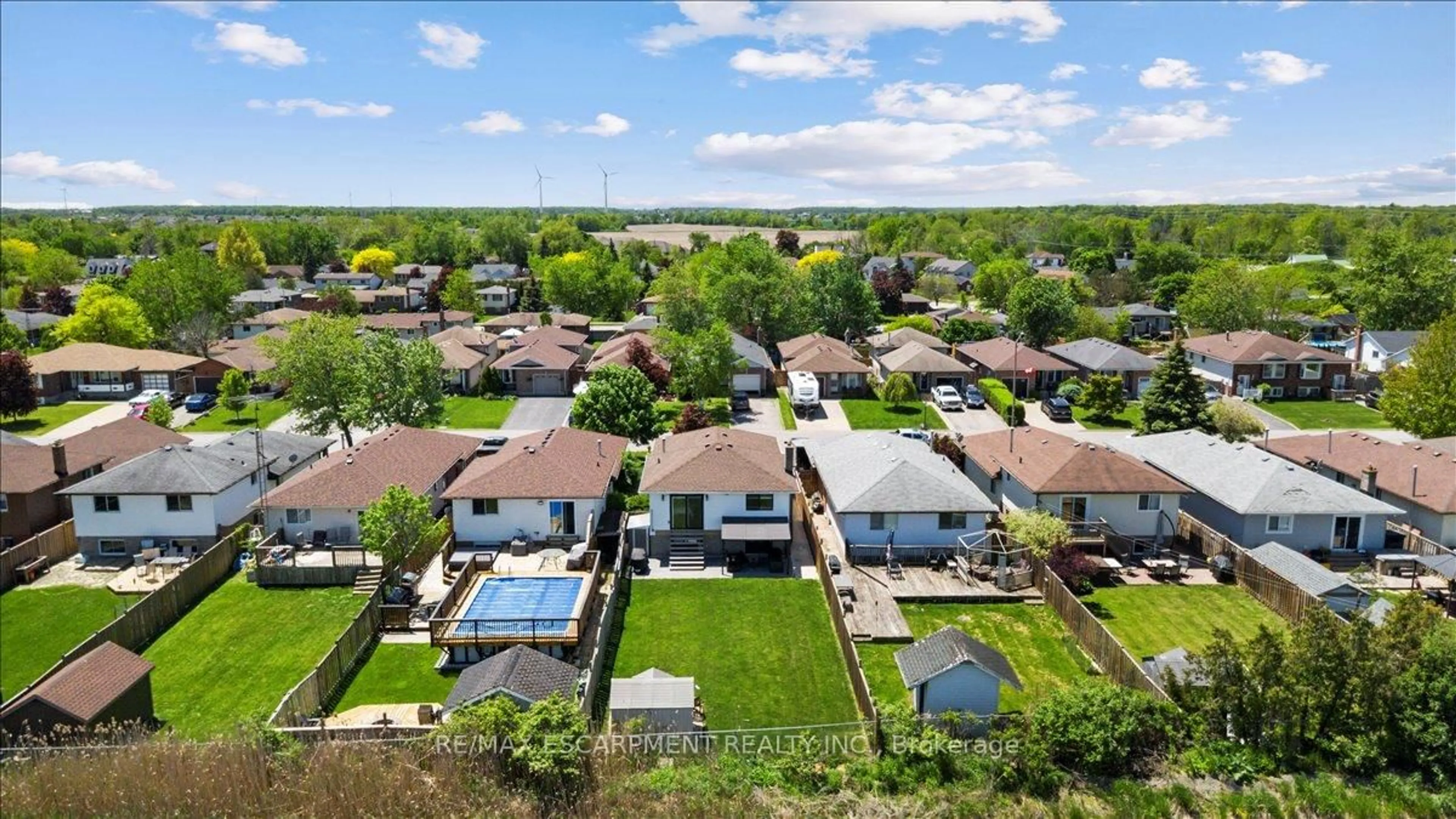 A pic from outside/outdoor area/front of a property/back of a property/a pic from drone, unknown for 37 Northridge Dr, West Lincoln Ontario L0R 2A0