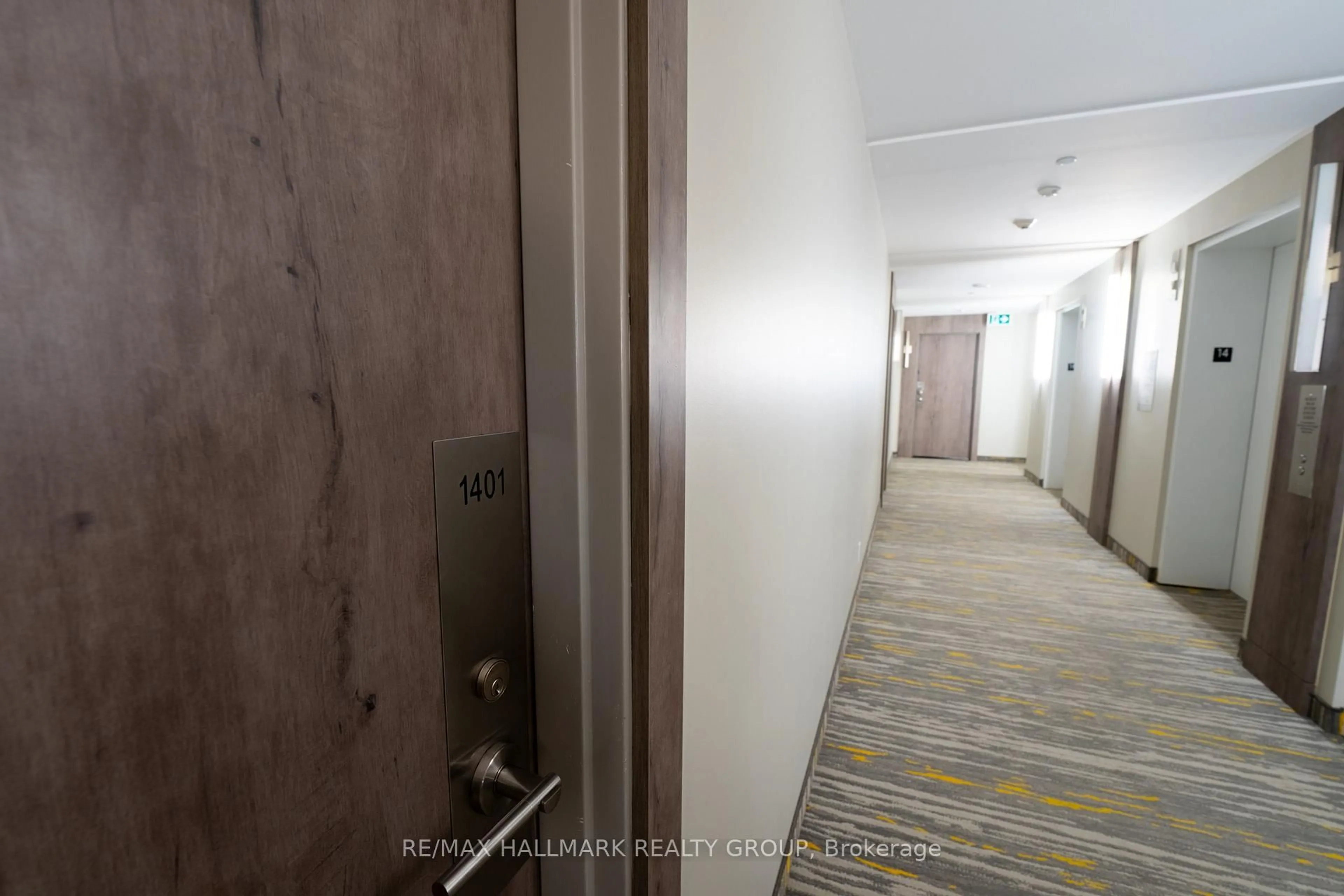 Indoor foyer for 485 Richmond Rd #1401, Ottawa Ontario K2A 3W9