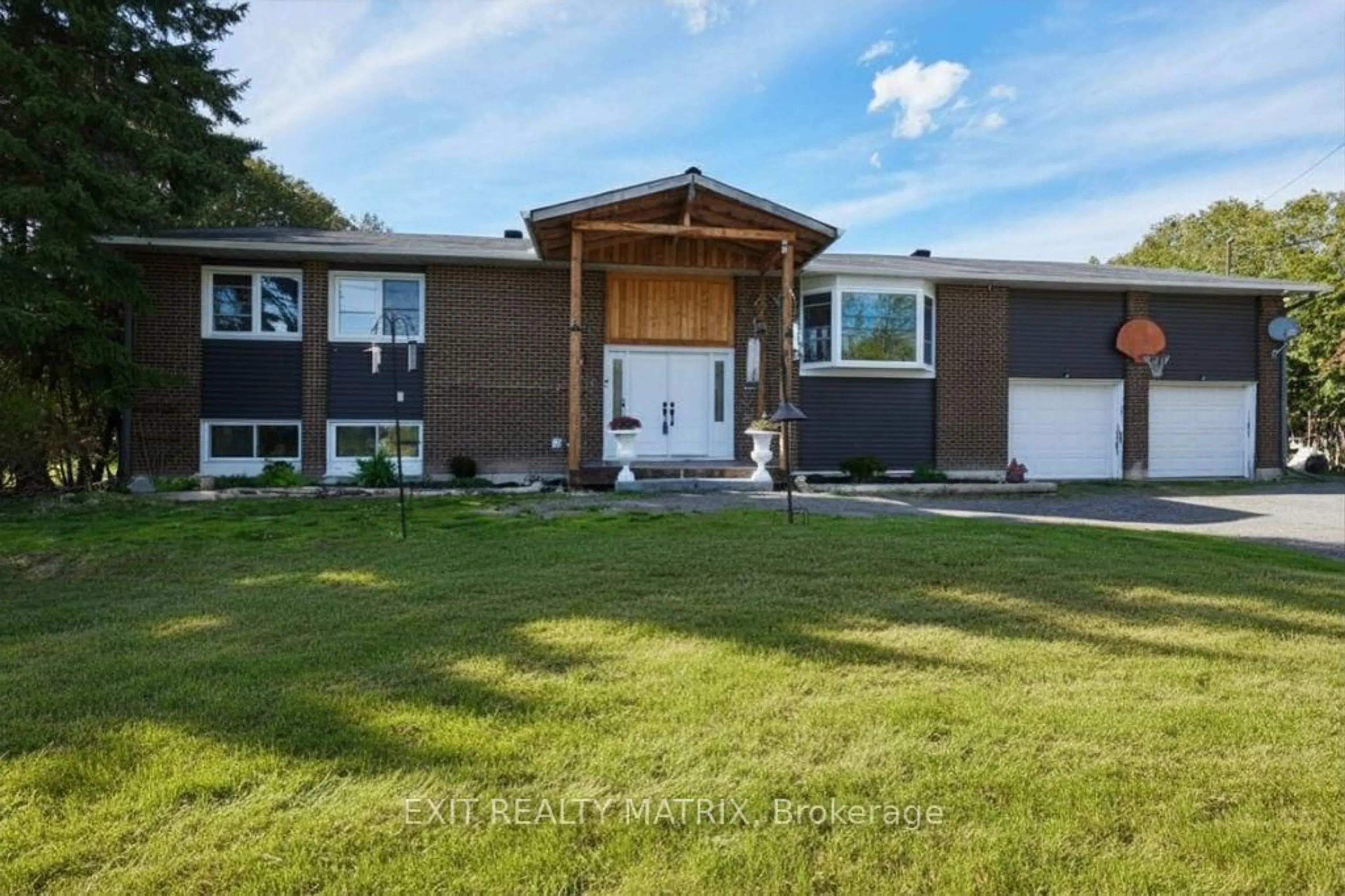Home with vinyl exterior material, street for 2750 Eldo St, Metcalfe Ontario K0A 2P0
