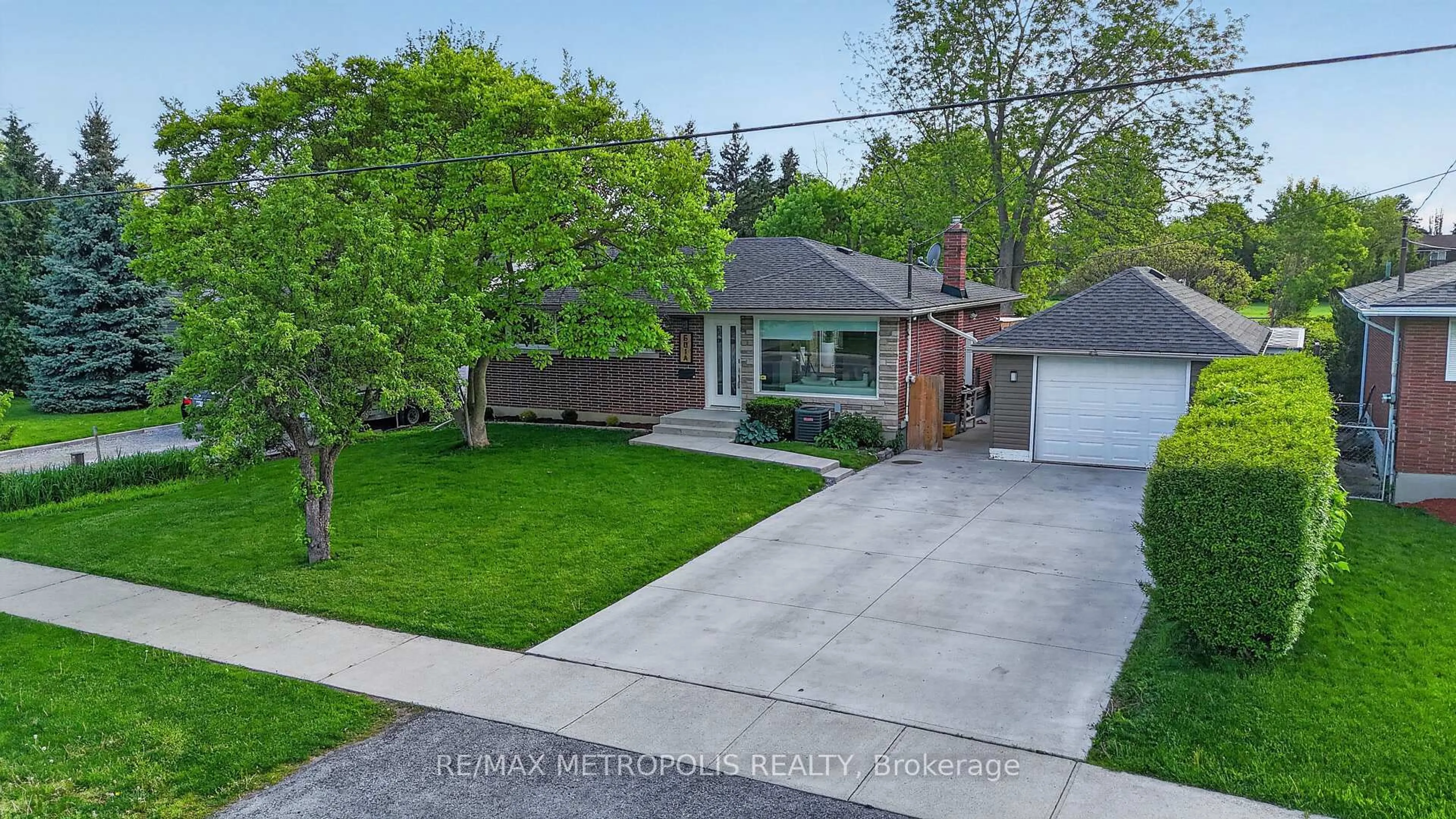 A pic from outside/outdoor area/front of a property/back of a property/a pic from drone, street for 601A Geneva St, St. Catharines Ontario L2N 2J2