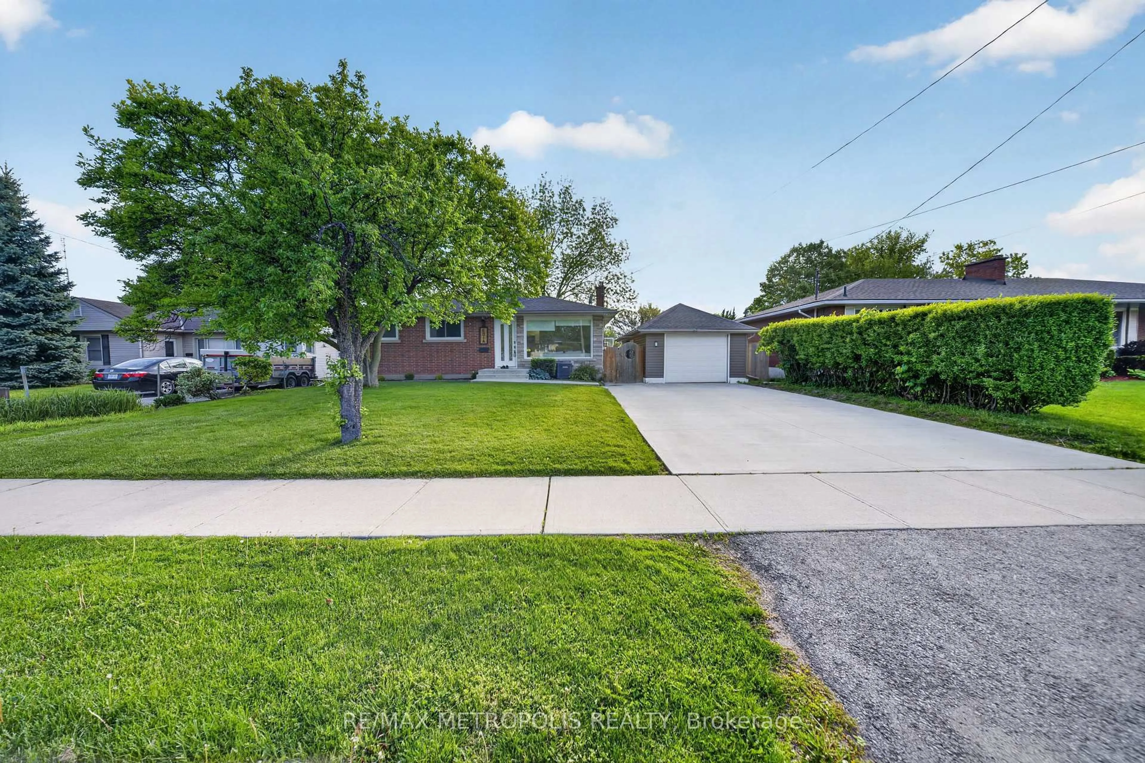 A pic from outside/outdoor area/front of a property/back of a property/a pic from drone, street for 601A Geneva St, St. Catharines Ontario L2N 2J2