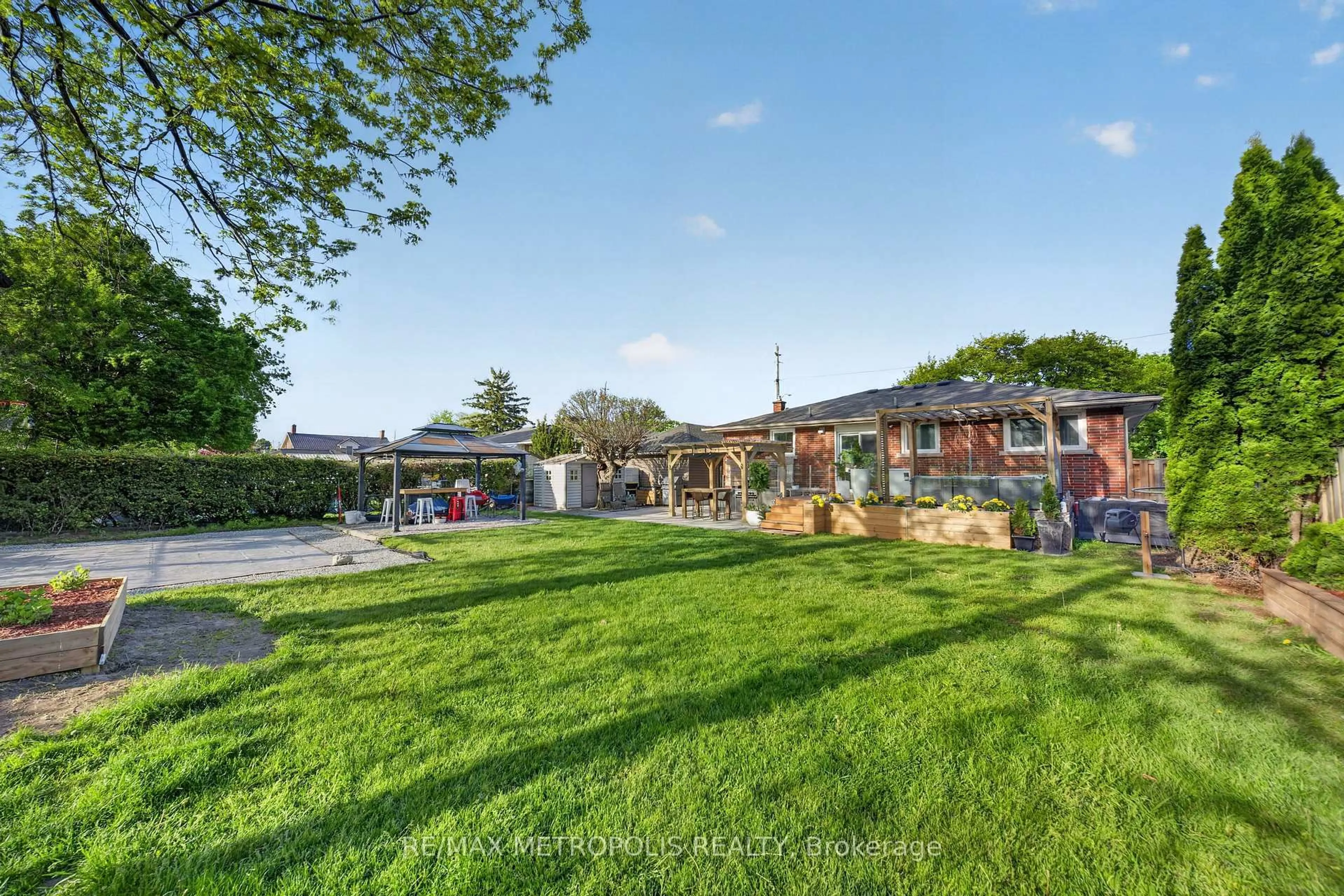 A pic from outside/outdoor area/front of a property/back of a property/a pic from drone, street for 601A Geneva St, St. Catharines Ontario L2N 2J2