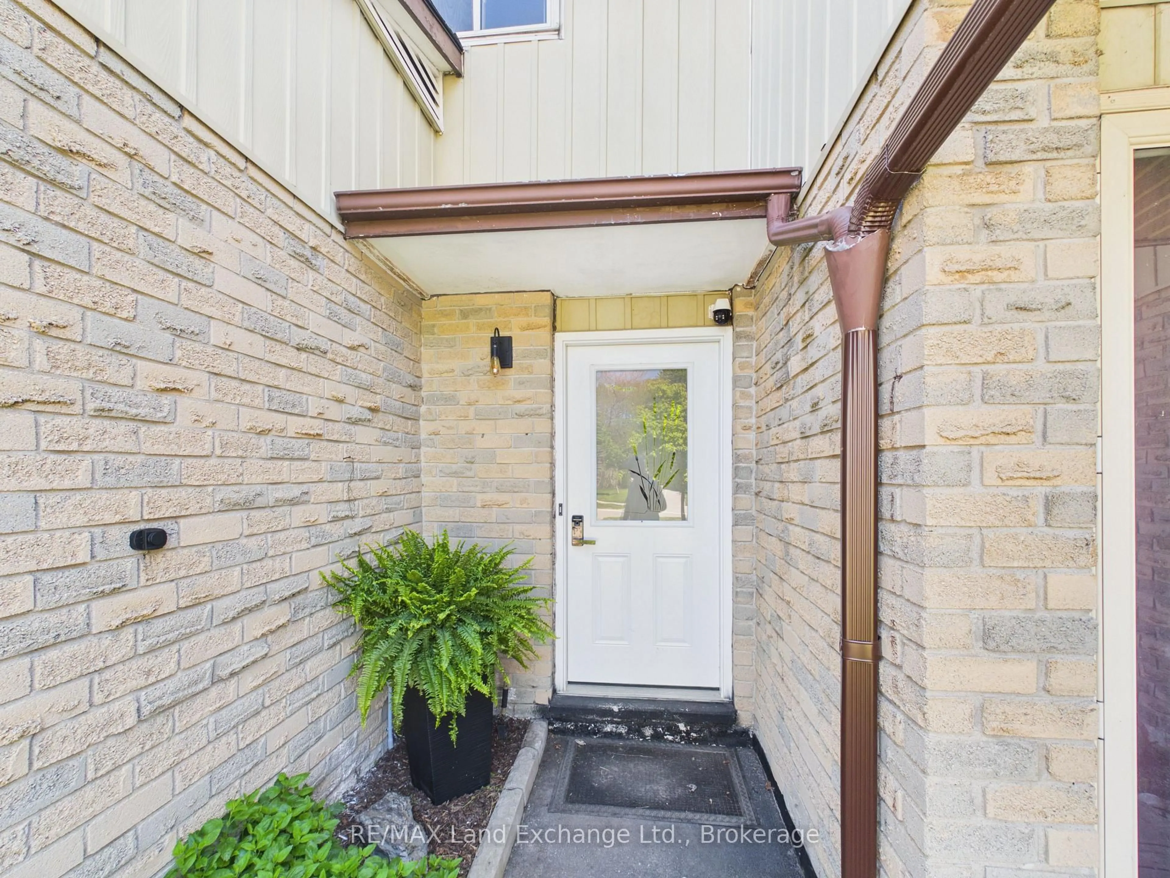 Indoor entryway for 658 Hunter St, Kincardine Ontario N2Z 1S1