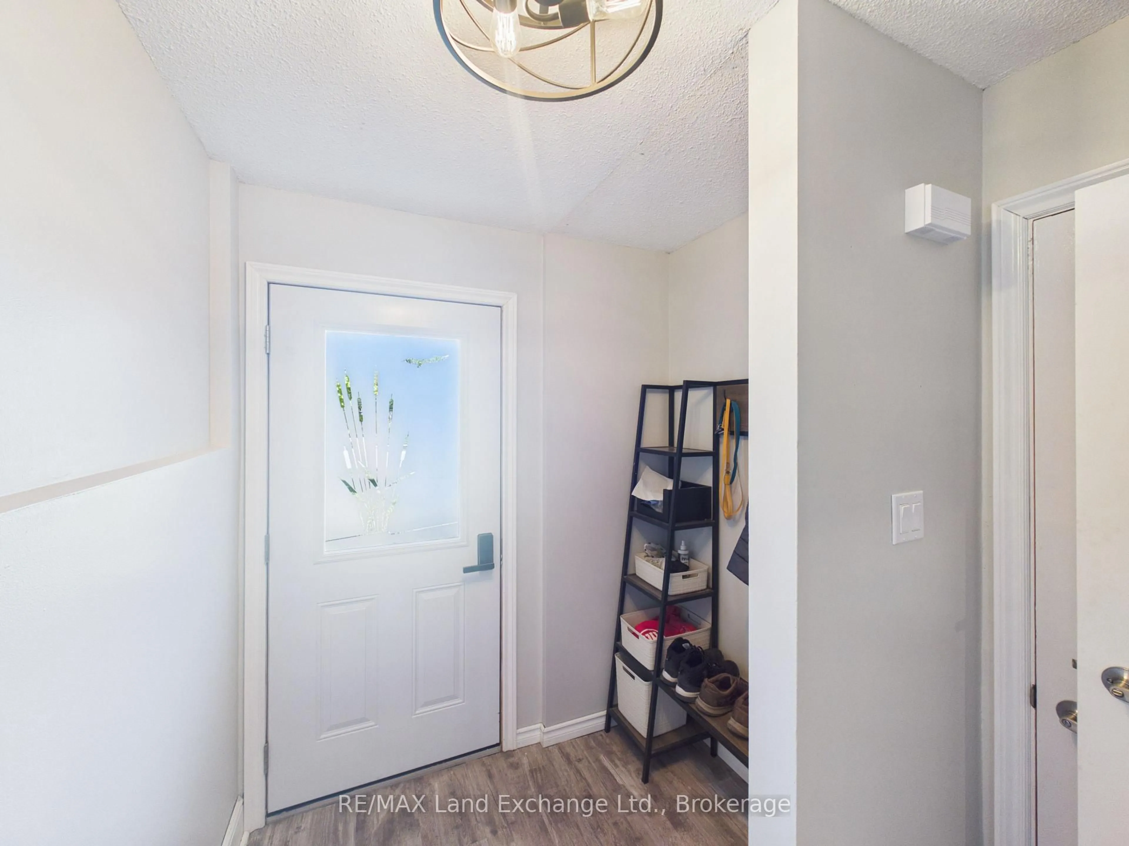 Indoor entryway for 658 Hunter St, Kincardine Ontario N2Z 1S1