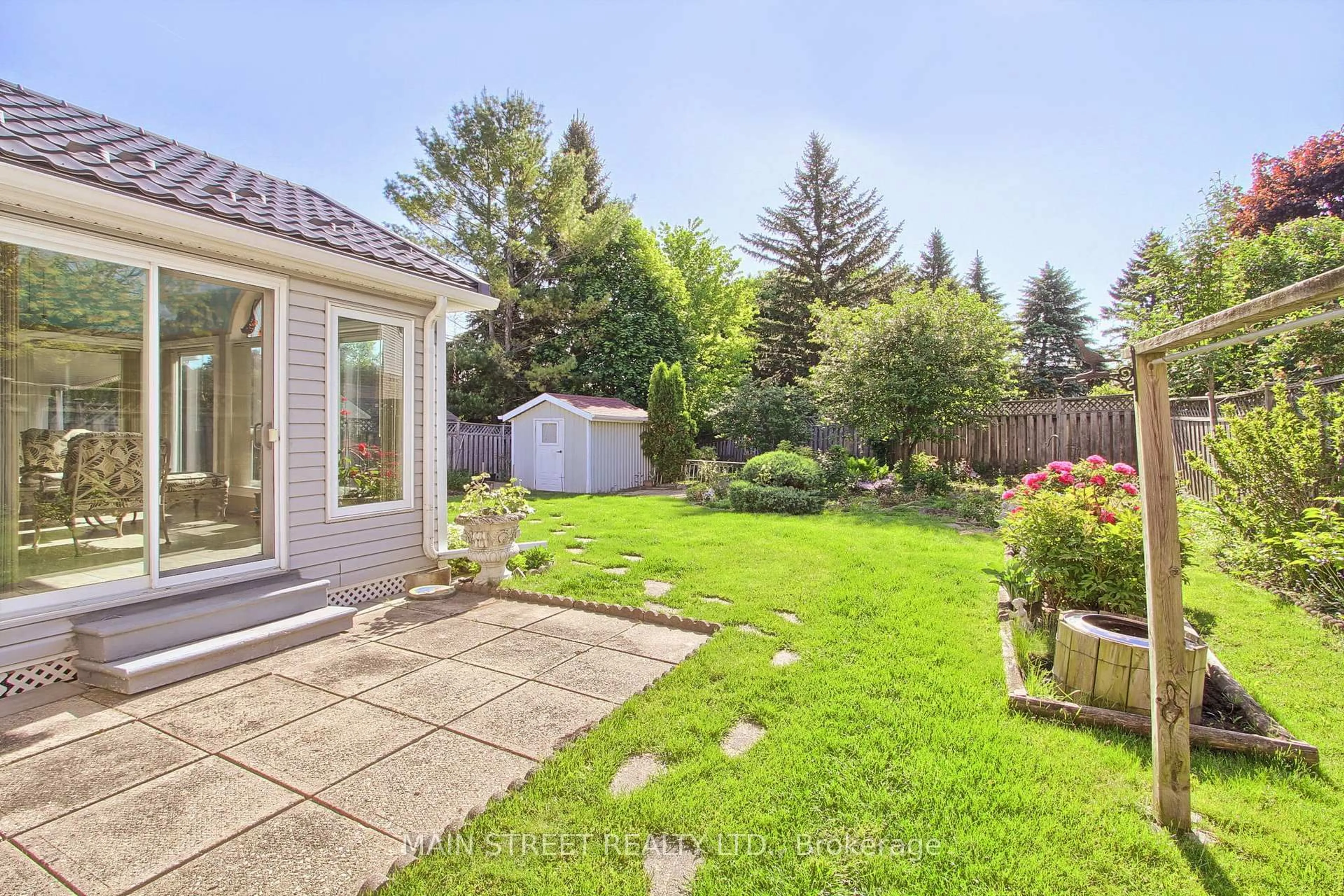 Patio, street for 316 Biehn Dr, Kitchener Ontario N2R 1C7
