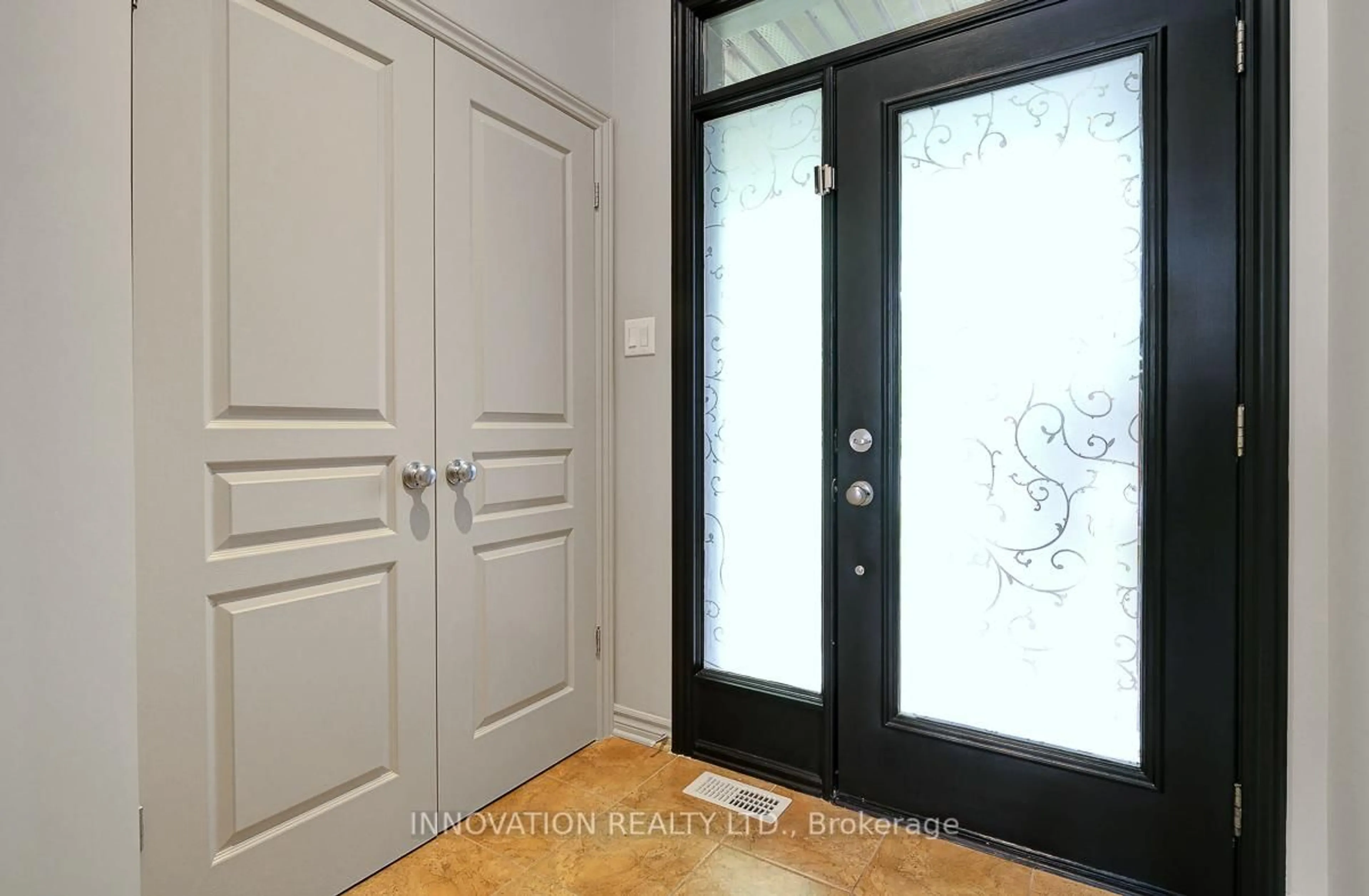 Indoor entryway for 812 FLETCHER Circ, Ottawa Ontario K2T 0B6