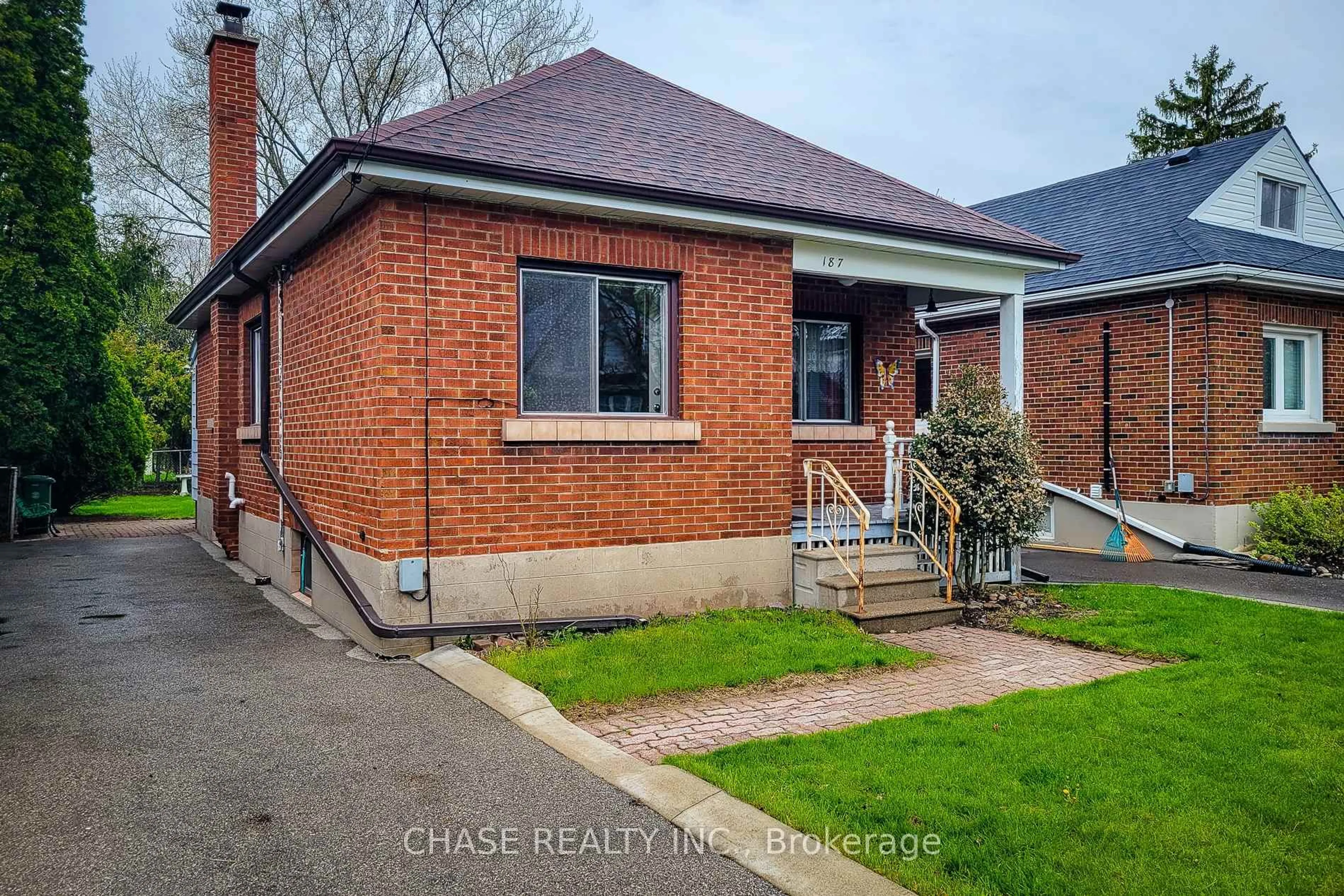 A pic from outside/outdoor area/front of a property/back of a property/a pic from drone, street for 187 Paradise Rd, Hamilton Ontario L8S 3T2