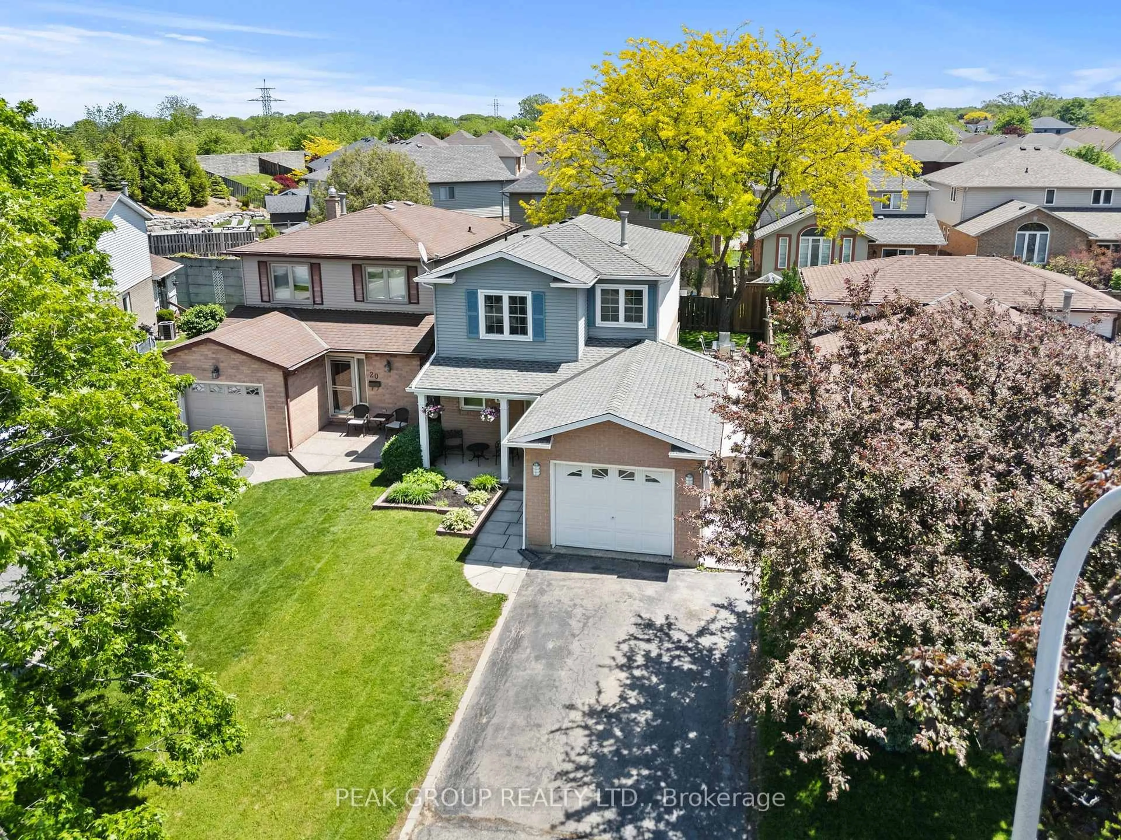 A pic from outside/outdoor area/front of a property/back of a property/a pic from drone, street for 18 Sandra Cres, Grimsby Ontario L3M 4Z1