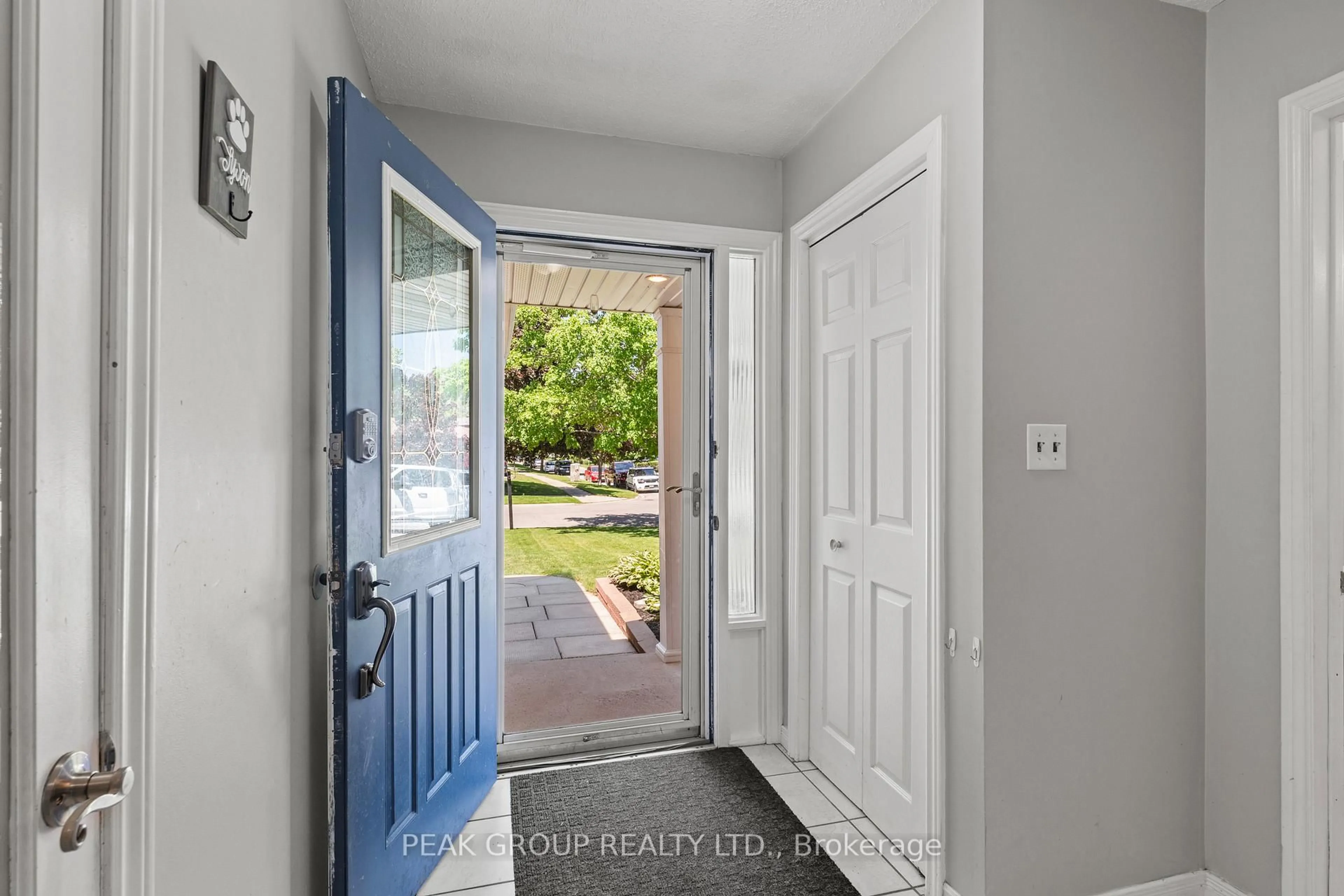 Indoor entryway for 18 Sandra Cres, Grimsby Ontario L3M 4Z1