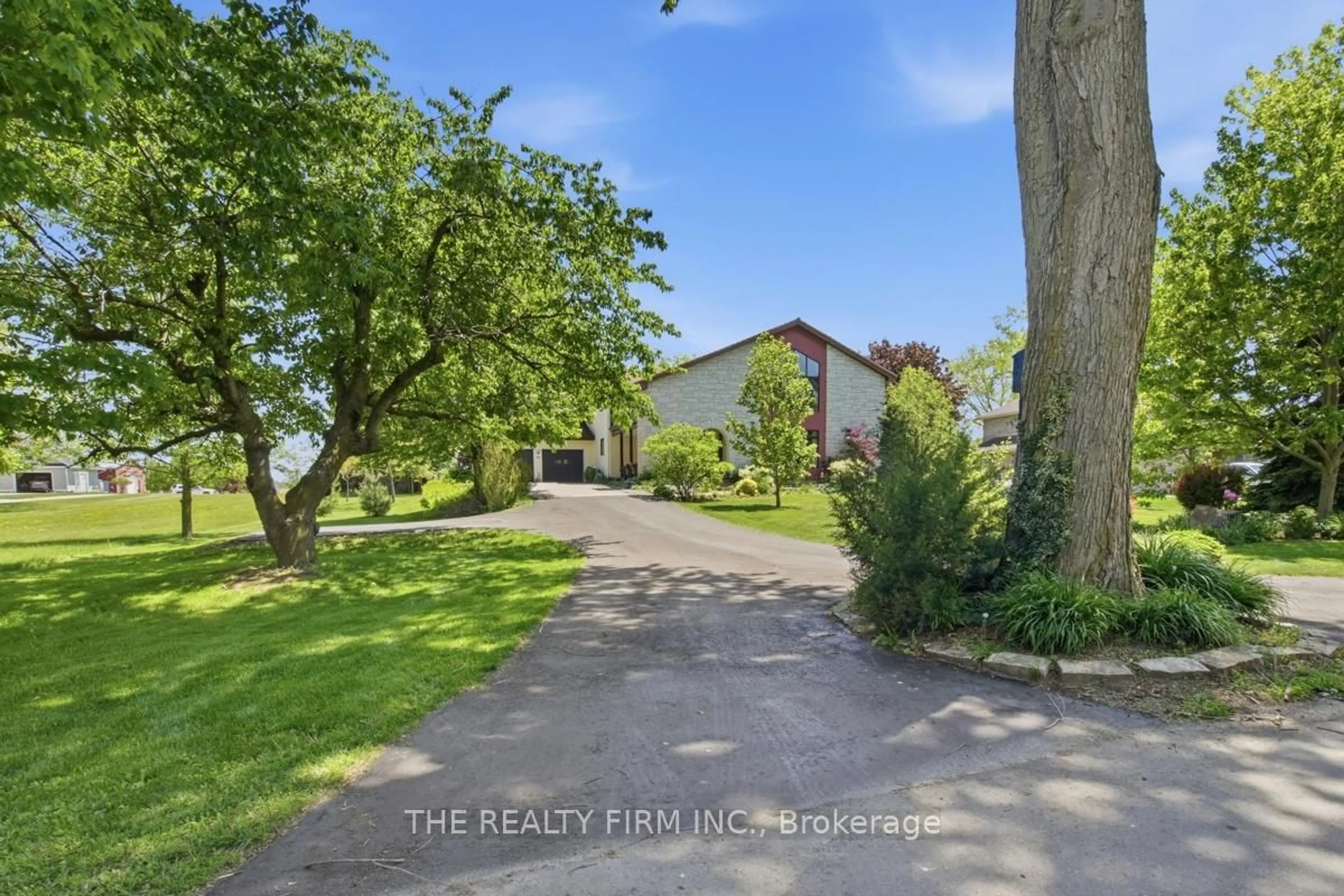 A pic from outside/outdoor area/front of a property/back of a property/a pic from drone, street for 15 Beechwood Ave, Lambton Shores Ontario N0N 1J0
