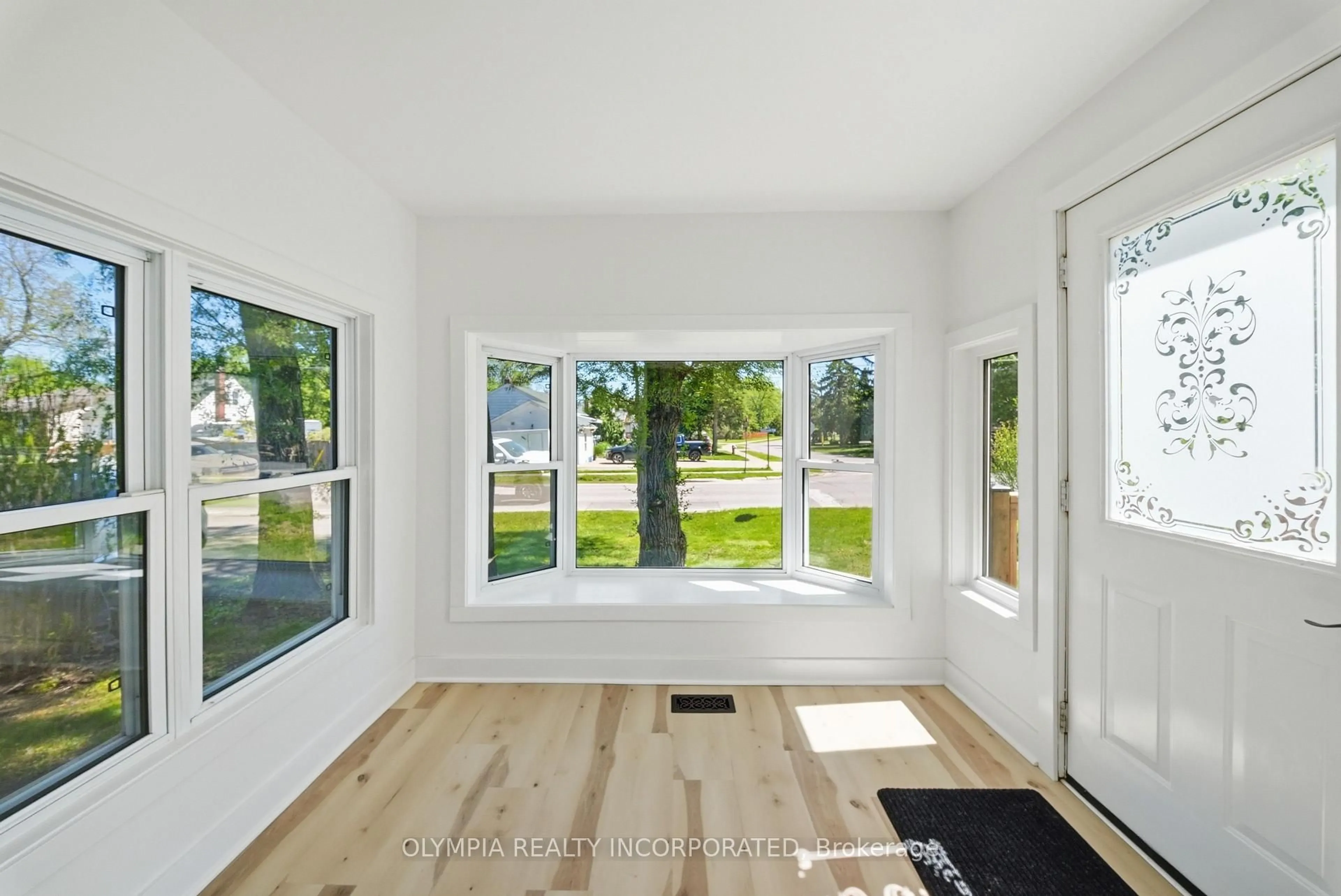 Indoor entryway for 7936 Beaverdams Rd, Niagara Falls Ontario L2H 1R5