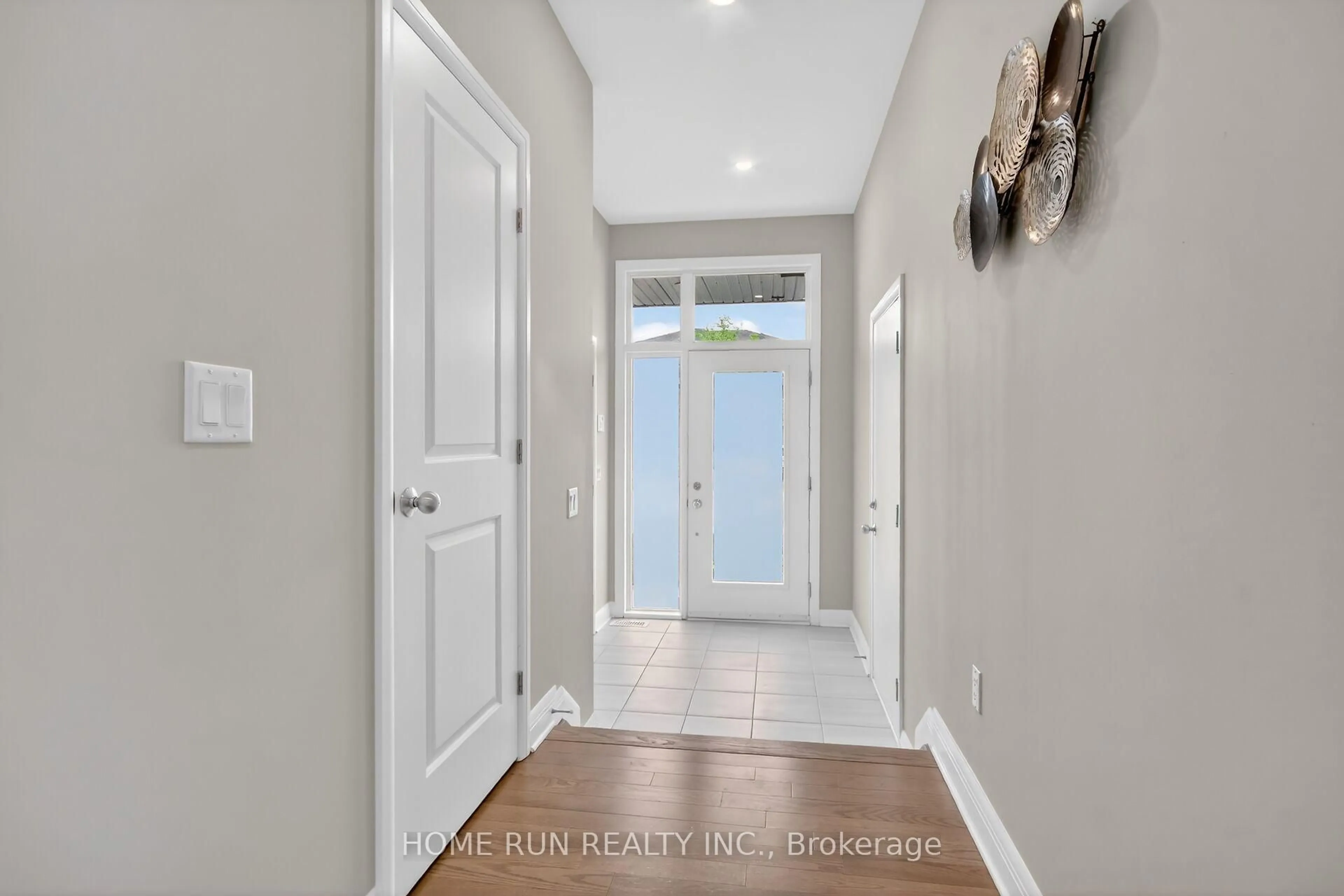 Indoor entryway for 308 WIGWAS St, Ottawa Ontario K1K 5A1