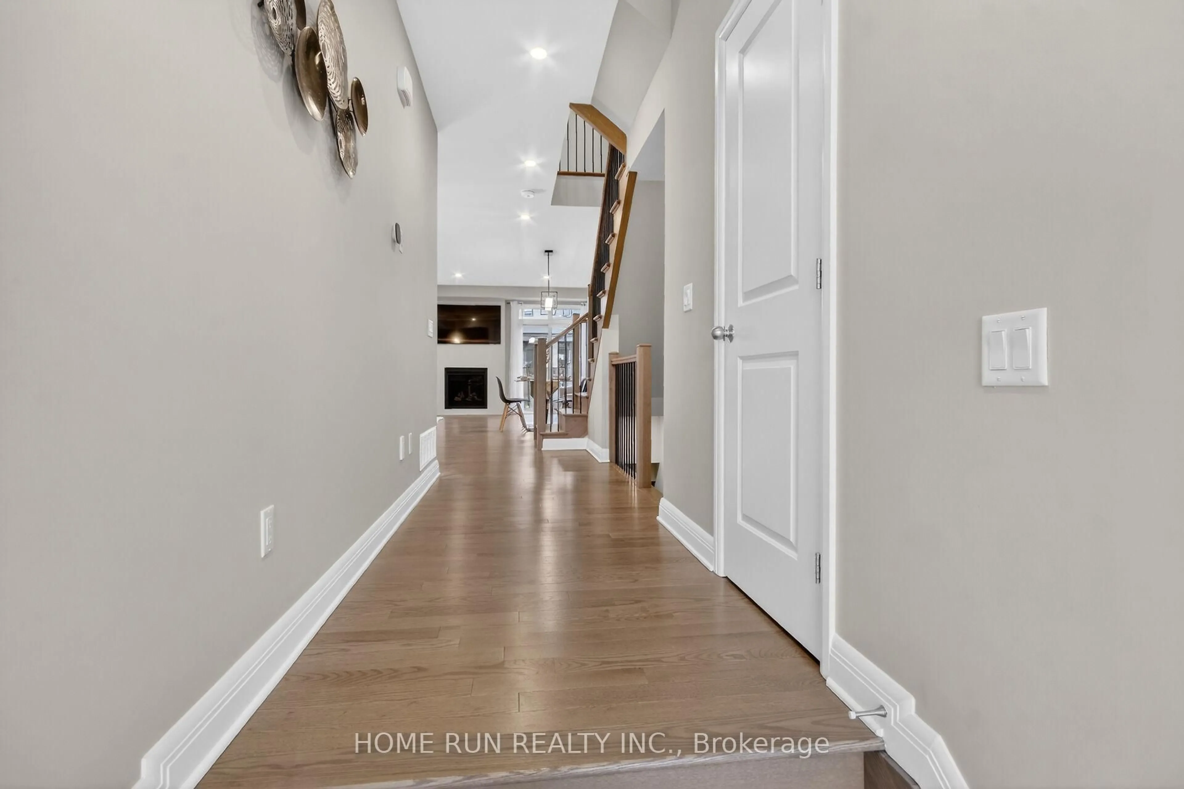 Indoor entryway for 308 WIGWAS St, Ottawa Ontario K1K 5A1