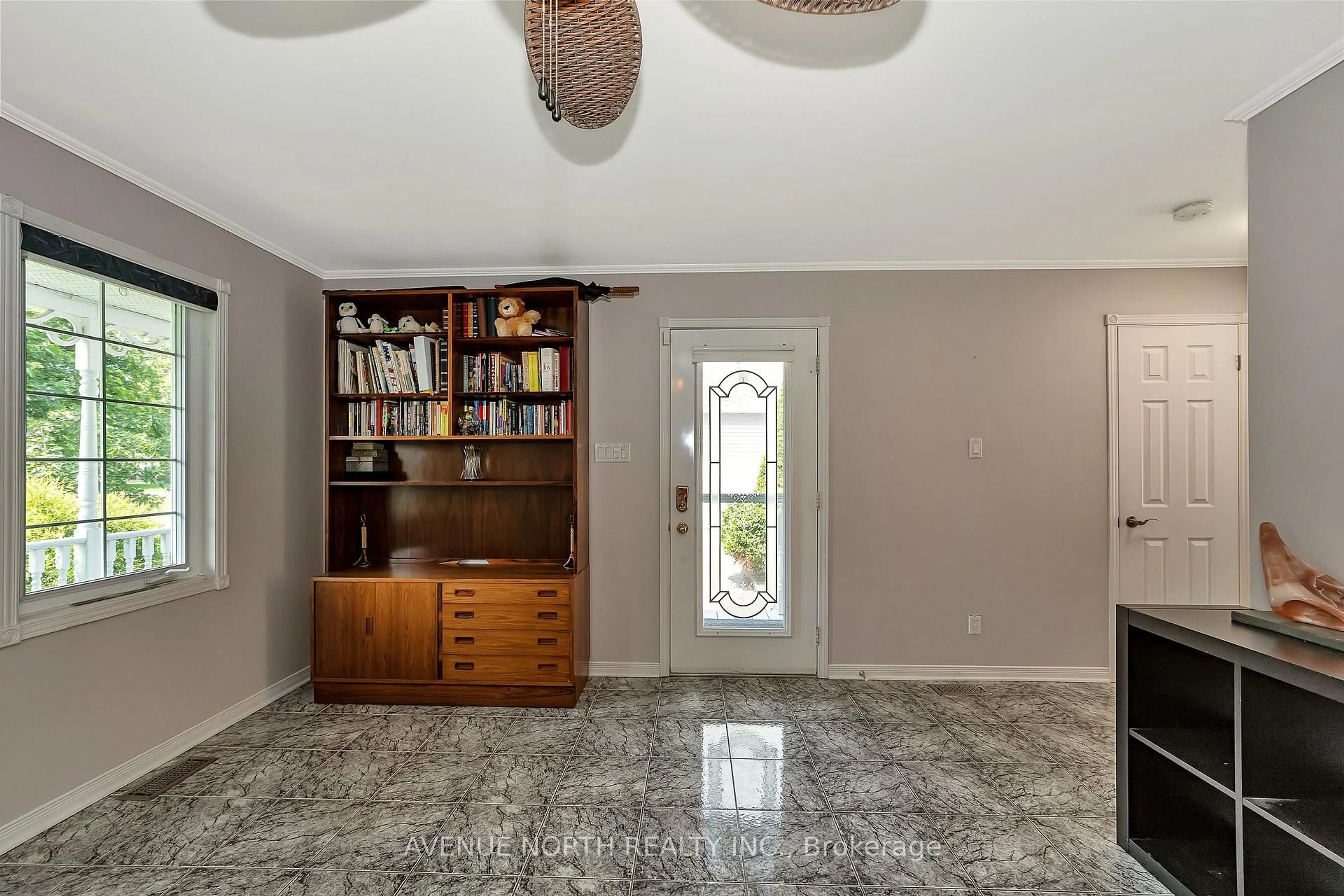 Indoor entryway for 21 Pilon St, Russell Ontario K0A 1W0