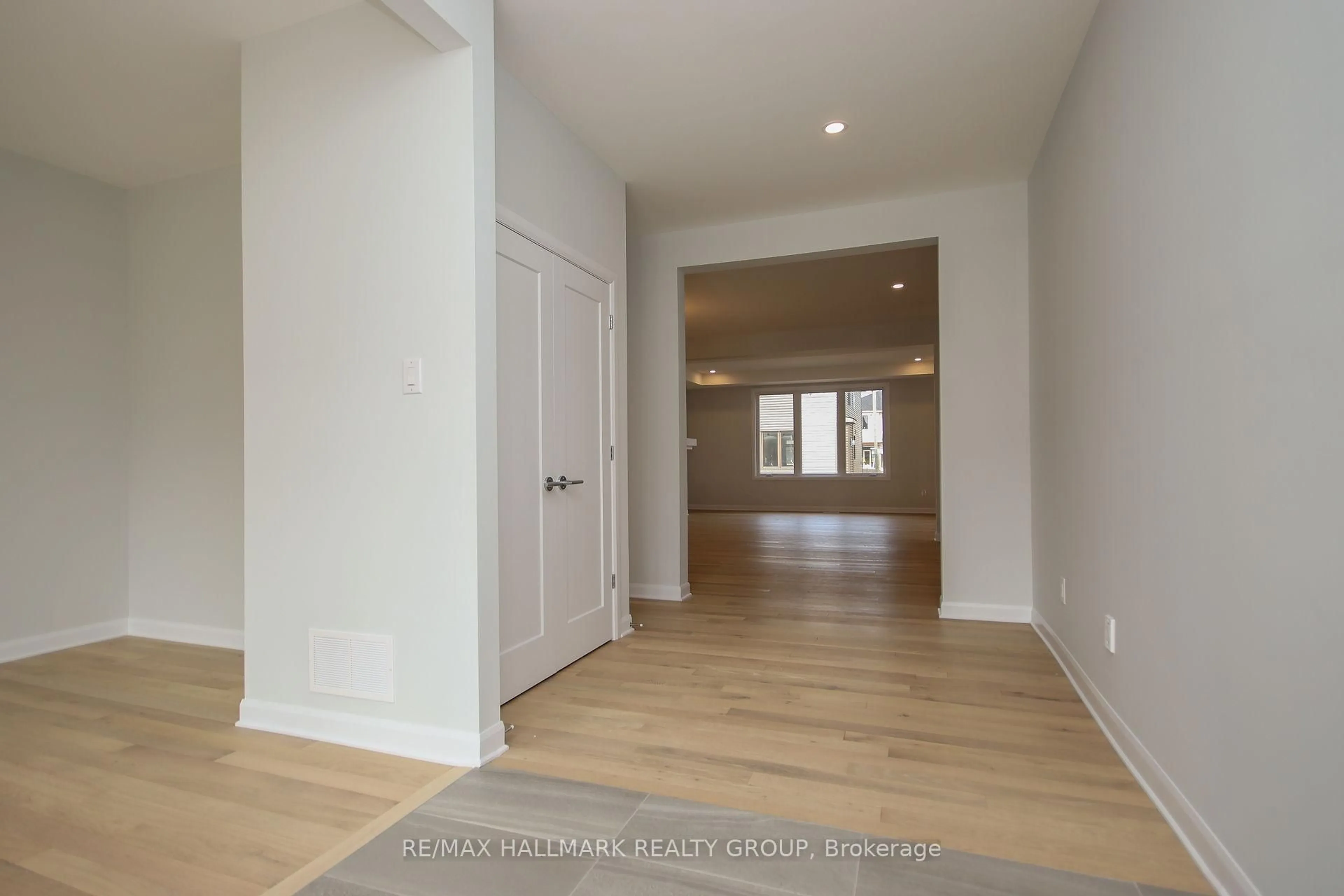Indoor entryway for 613 IDYLLIC Terr, Ottawa Ontario K4A 5N9