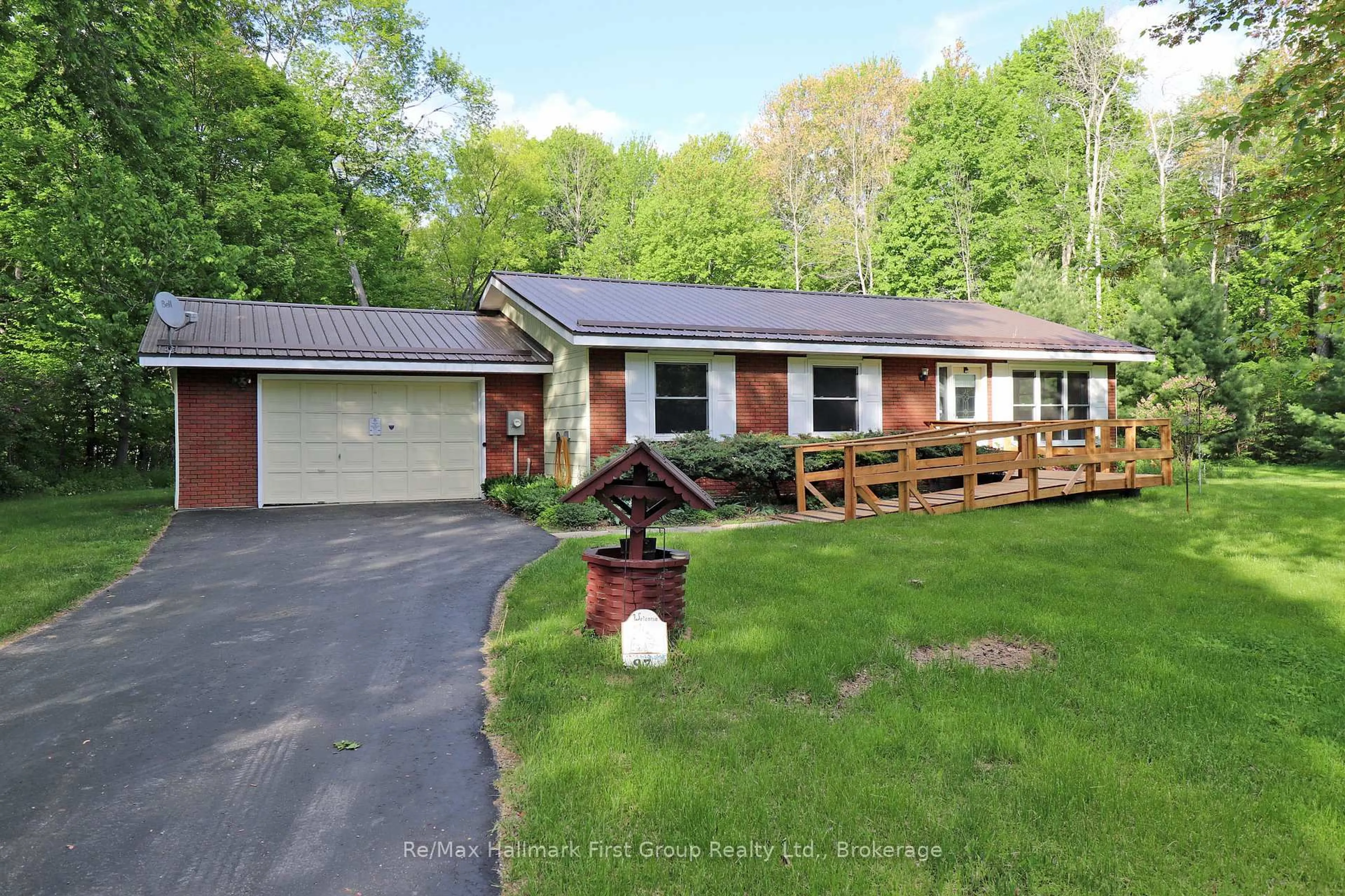 A pic from outside/outdoor area/front of a property/back of a property/a pic from drone, unknown for 97 McCrea Crt, Tweed Ontario K0K 3J0