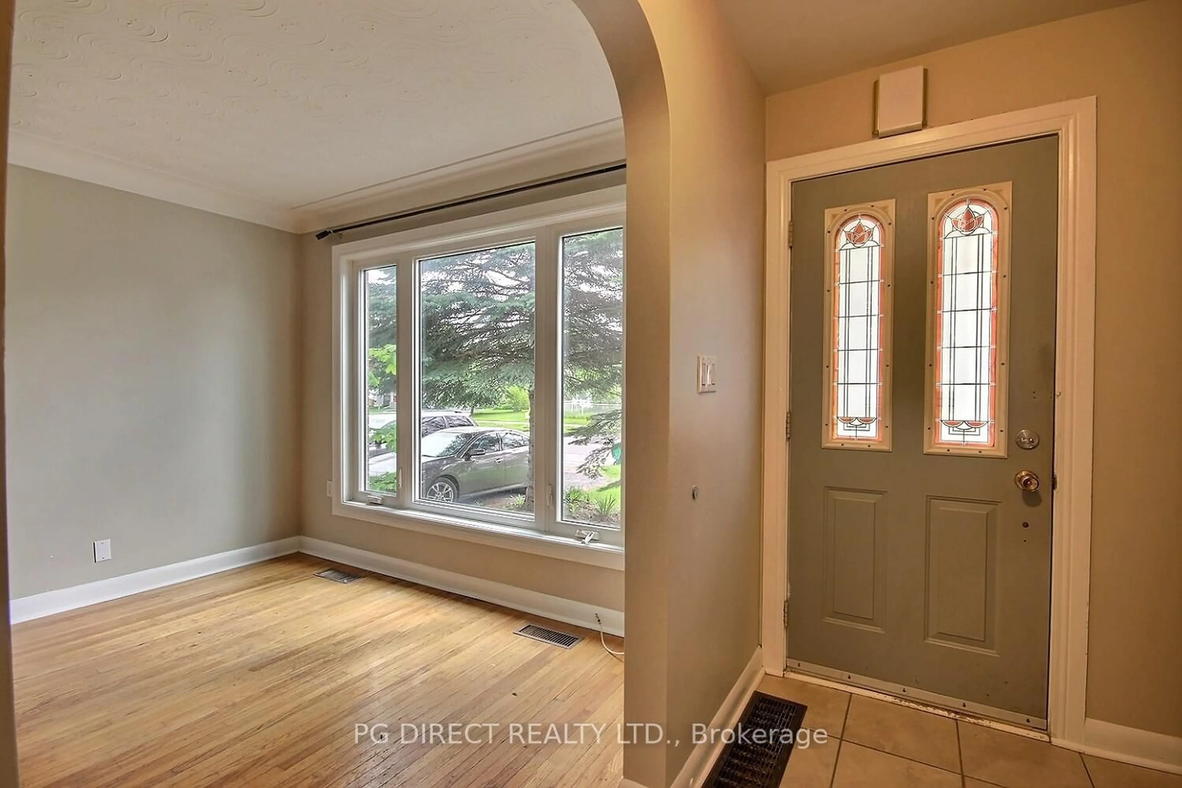 Indoor entryway for 950 Portsmouth Ave, Kingston Ontario K7M 1W9