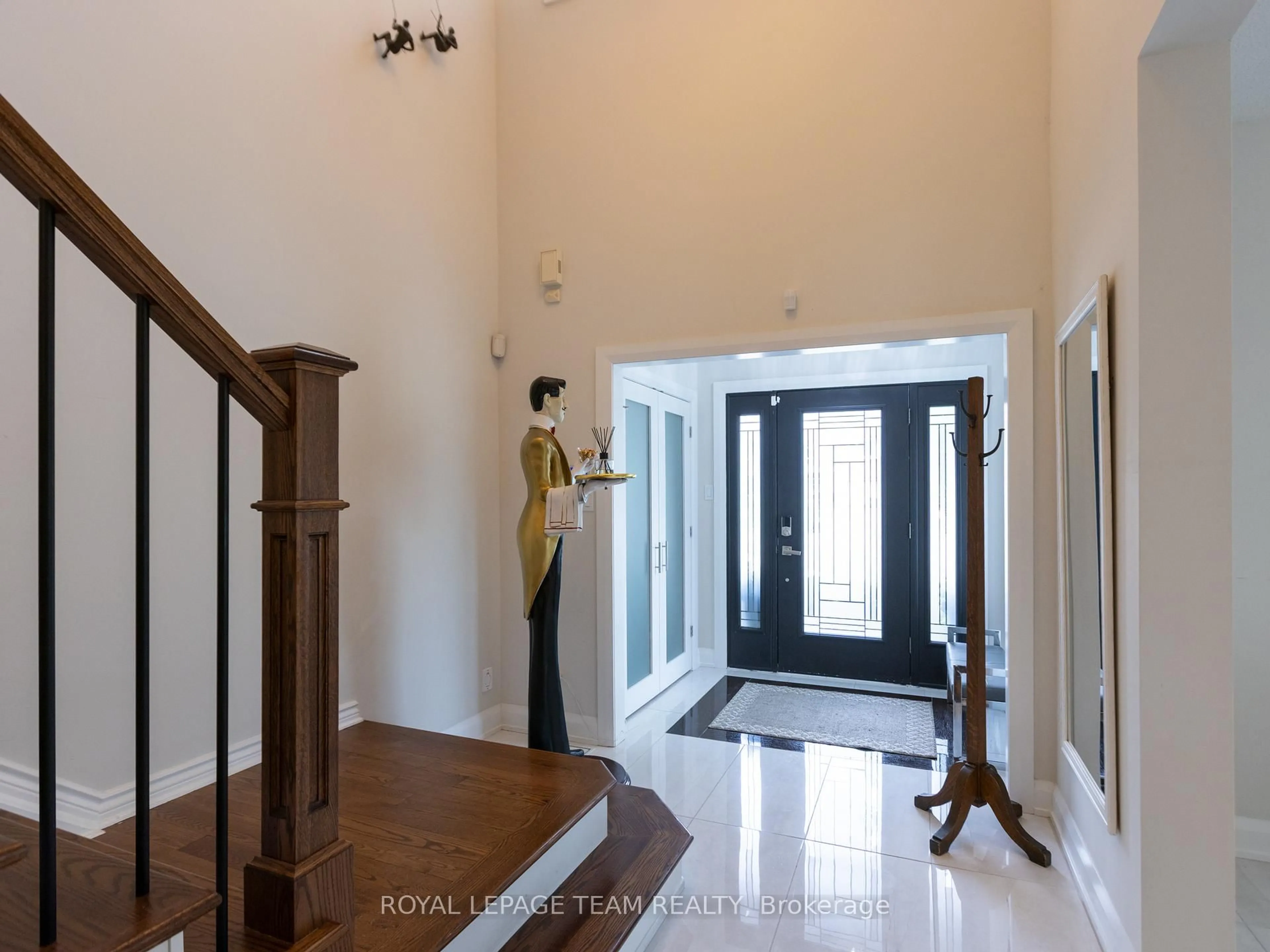 Indoor entryway for 34 Rideauview Terr, Ottawa Ontario K2C 3R9