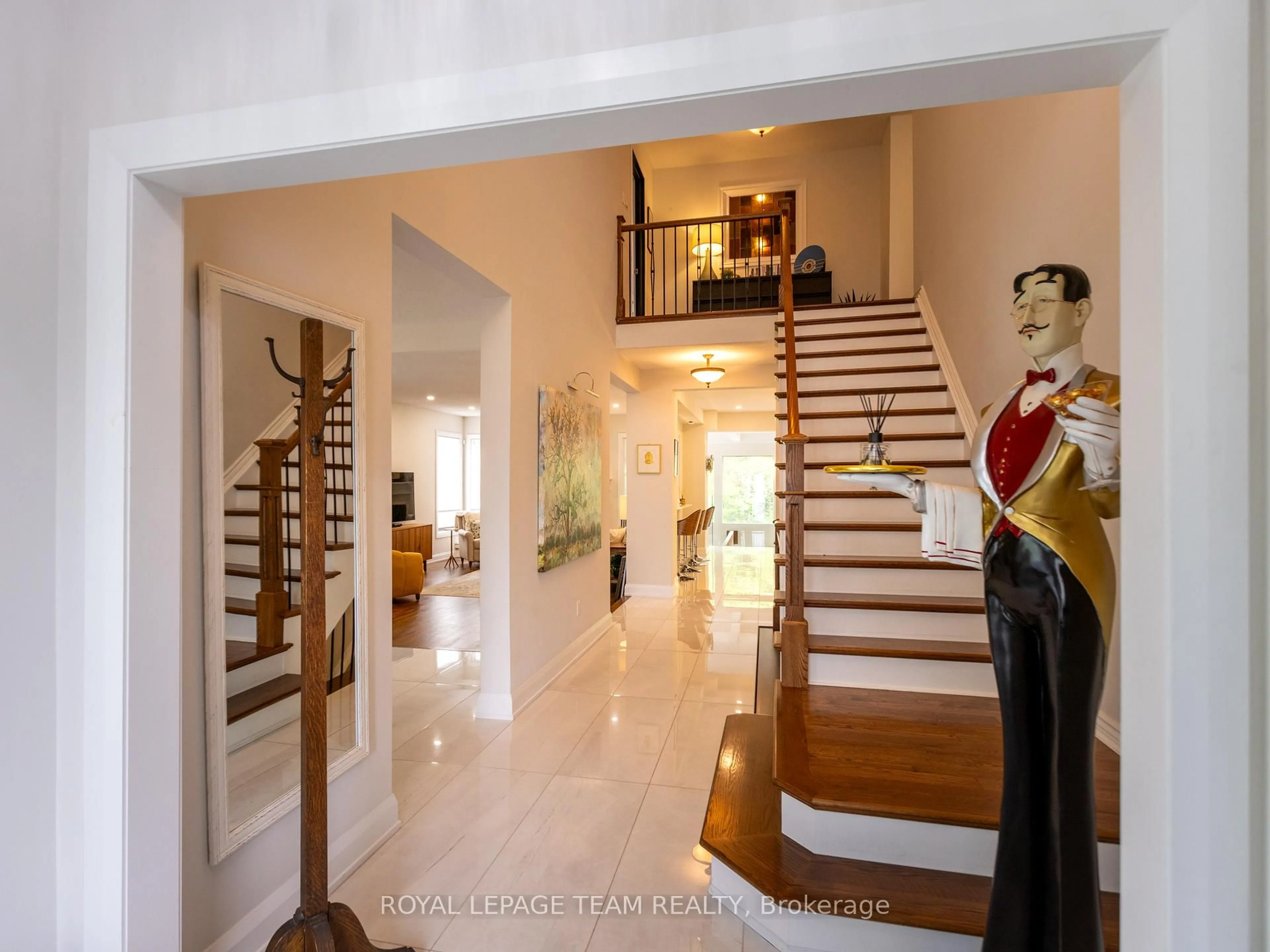 Indoor foyer for 34 Rideauview Terr, Ottawa Ontario K2C 3R9