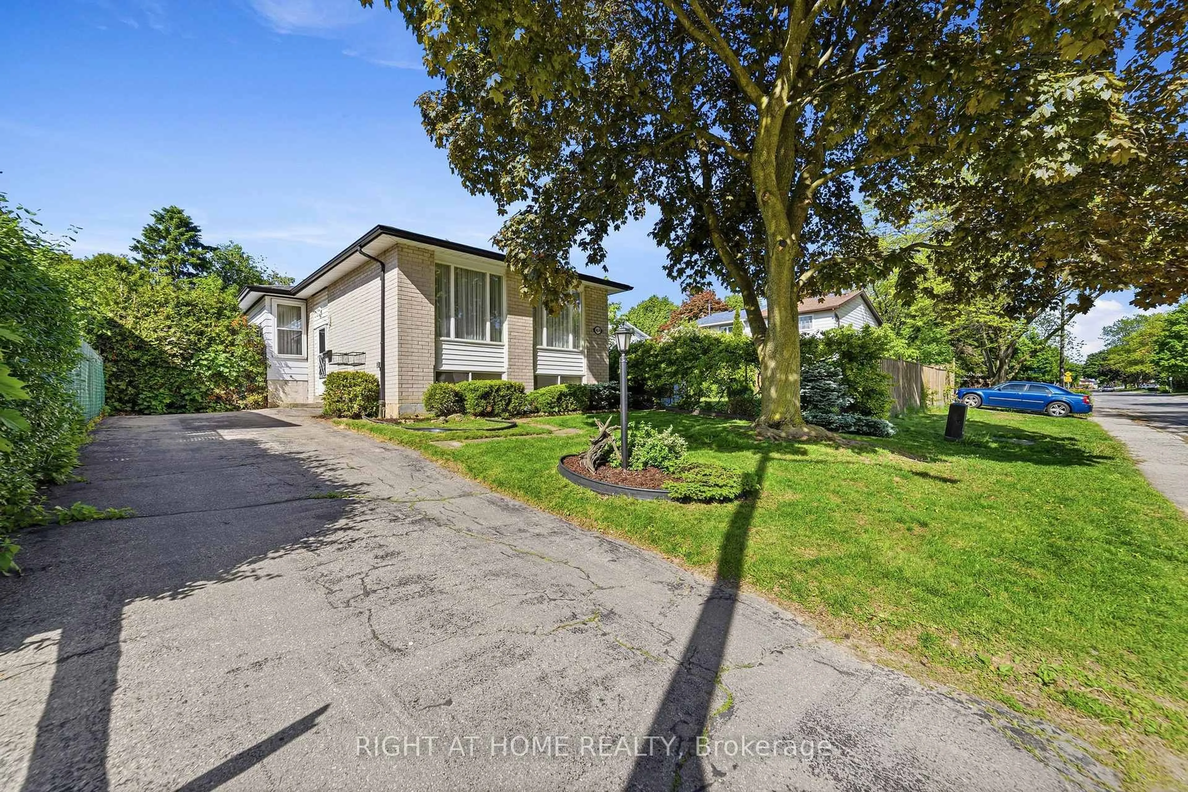 A pic from outside/outdoor area/front of a property/back of a property/a pic from drone, street for 450 Brigadoon Dr, Hamilton Ontario L9C 6E4