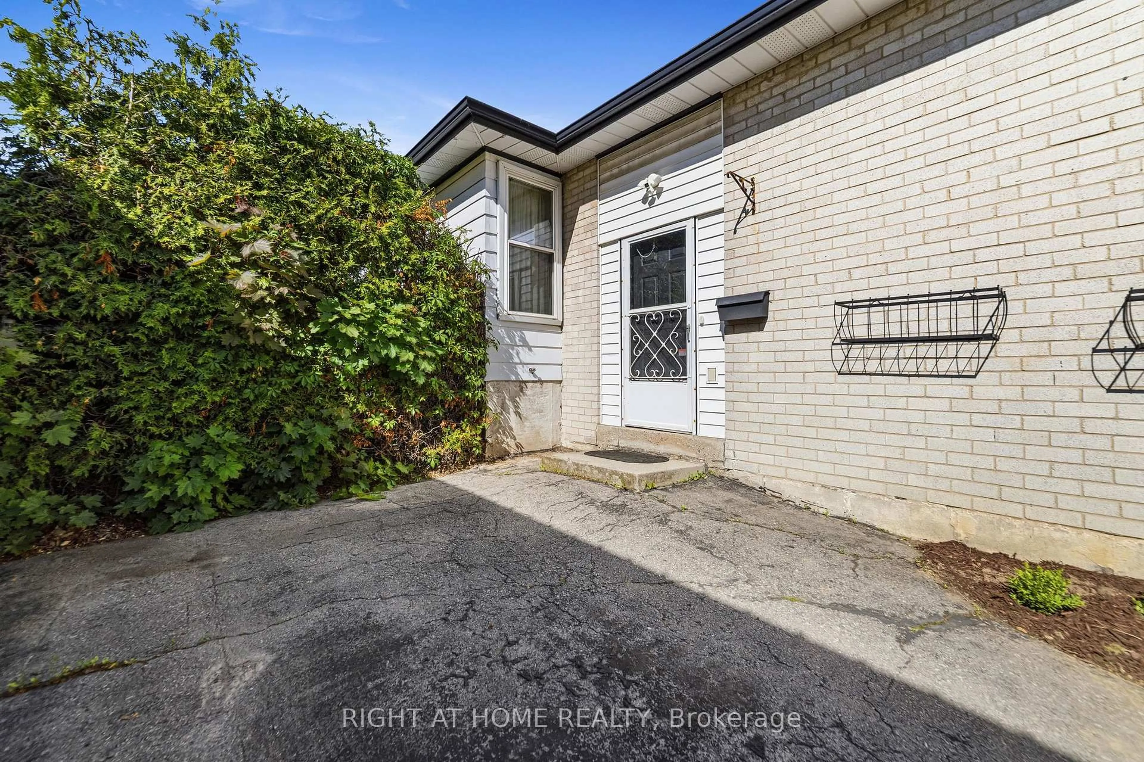 A pic from outside/outdoor area/front of a property/back of a property/a pic from drone, street for 450 Brigadoon Dr, Hamilton Ontario L9C 6E4