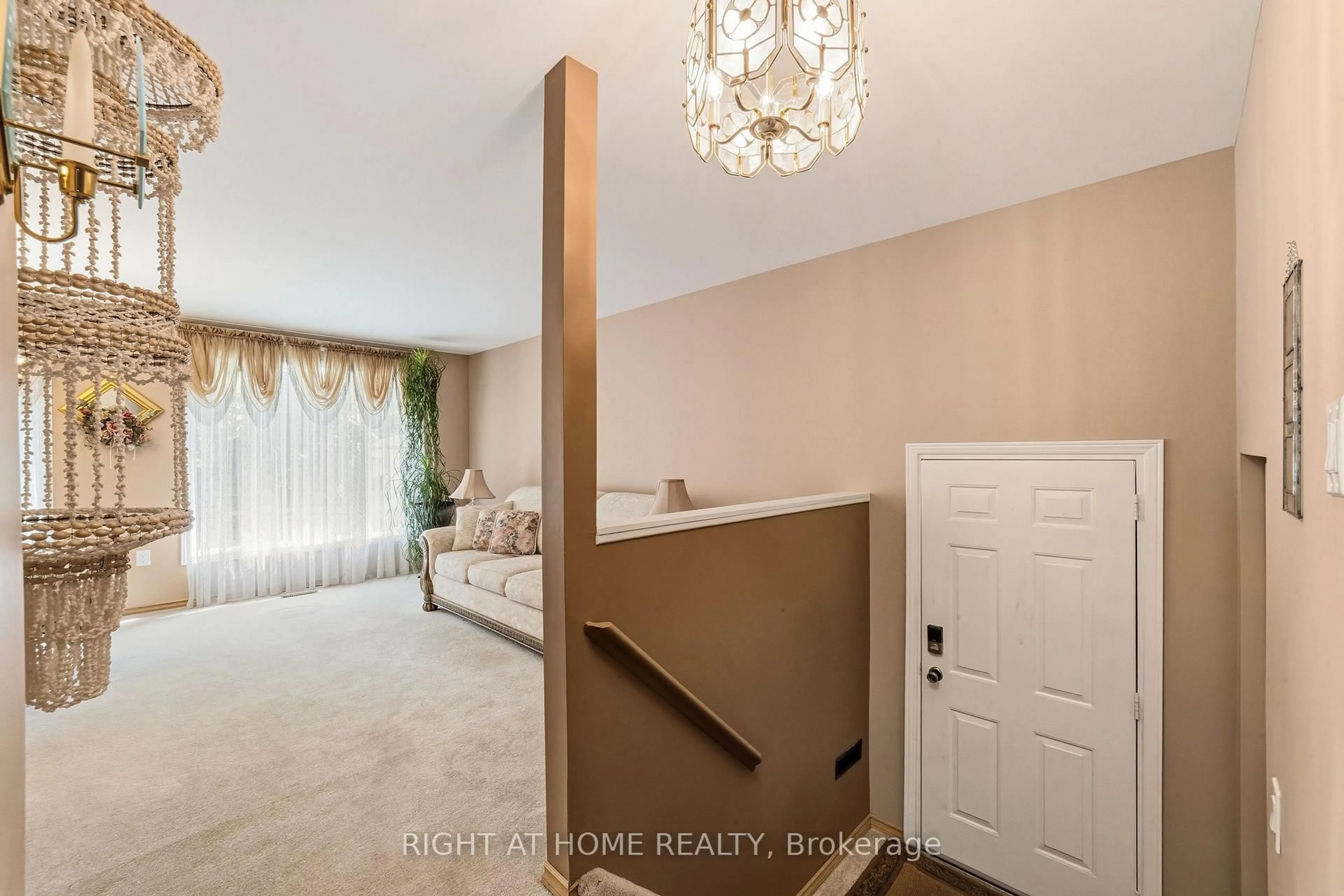 Indoor entryway for 450 Brigadoon Dr, Hamilton Ontario L9C 6E4