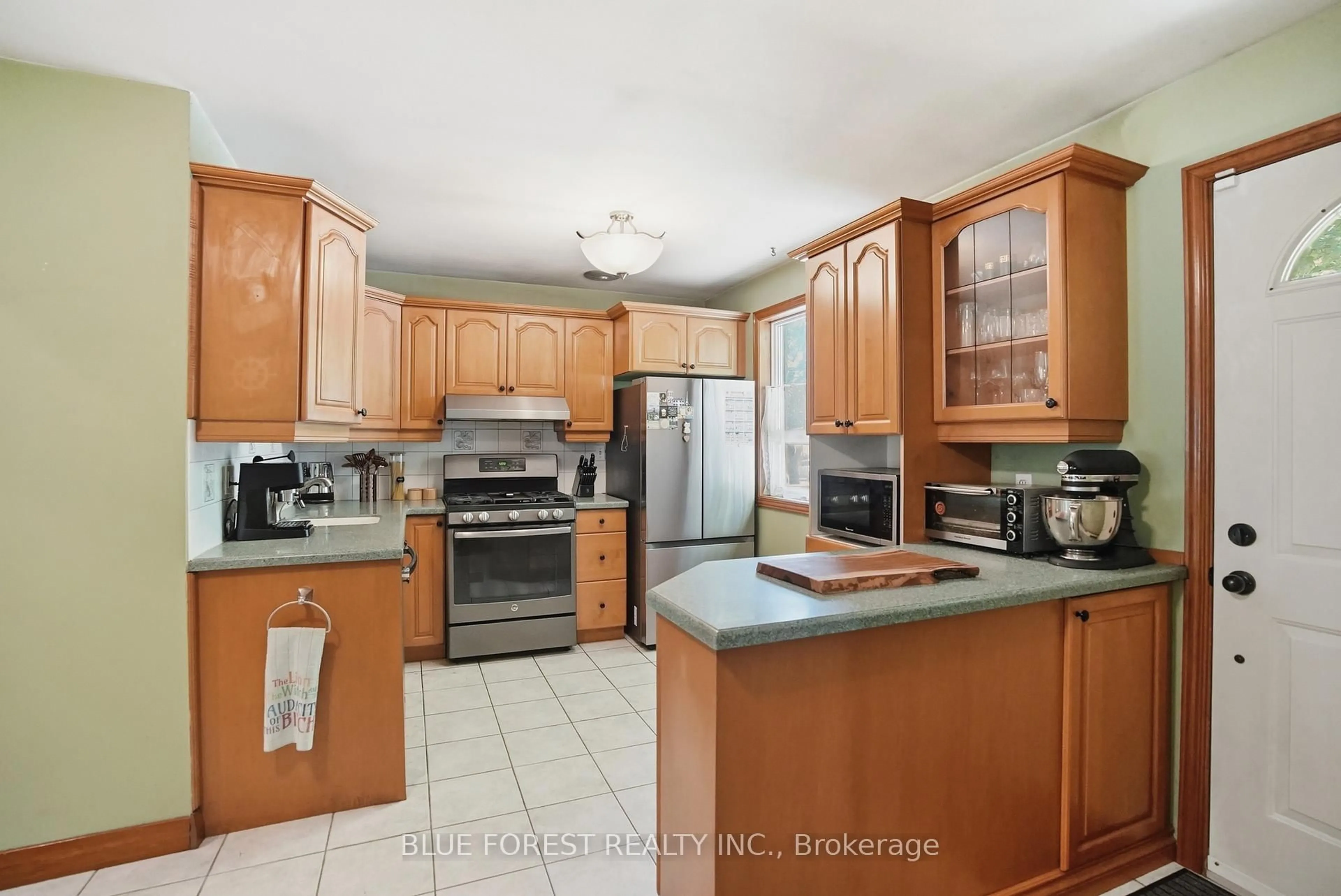 Standard kitchen, ceramic/tile floor for 48 Heather Cres, London East Ontario N5W 4L5